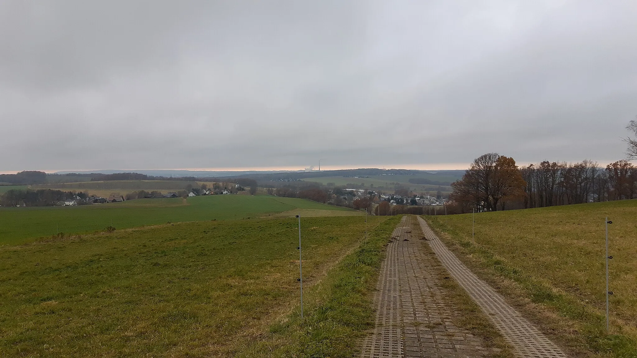 Photo showing: Blick entlang des Drosselsteigs Richtung Chemnitz-Euba, am Horizont der Zeisigwald mit dem Beutenberg und dem Schornstein des Heizkraftwerks Chemnitz-Nord; Aufnahmestandort im äußersten Osten des Stadtgebiets Chemnitz