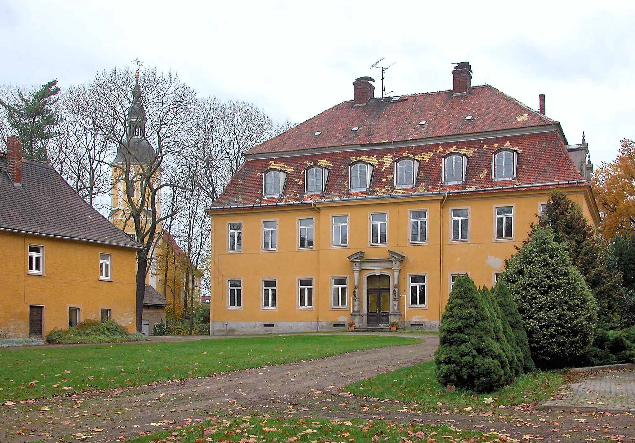 Photo showing: 04.11.2007  04774  Börln ( Dahlen), Clara-Zetkin-Straße 1 (GMP: 51.377808,12.926605): Schloß Börln ist aus einer Wasserburg hervorgegangen. Das Schloß aus Mitte des 18. Jahr-
hunderts wurde vermutlich unter Ernst August von Döring errichtet. Friedrich Ludwig Graf von Zech-Burkersroda ließ das Schloß 1880 umbauen. Nach 1945 wurde es als Kinderheim

und dann in der DDR als Altersheim genutzt. 2003 wurde das Schloß an den Südafrikaner Roderick Hinkel verkauft. Hofseite.           [DSCN30865.TIF]20071104205DR.JPG(c)Blobelt