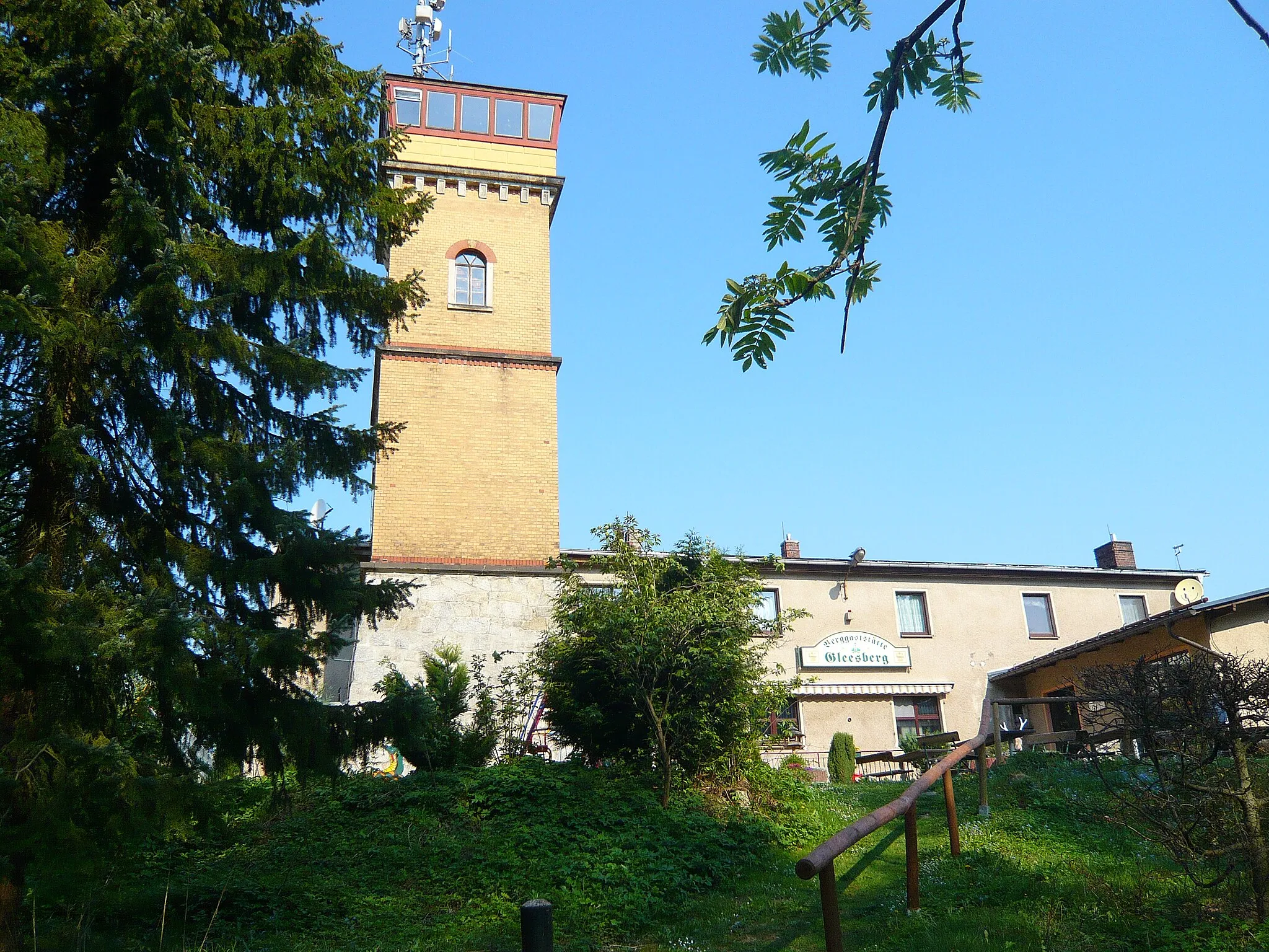Photo showing: Gleesberg bei Schneeberg: Berggasthof mit Köhlerturm