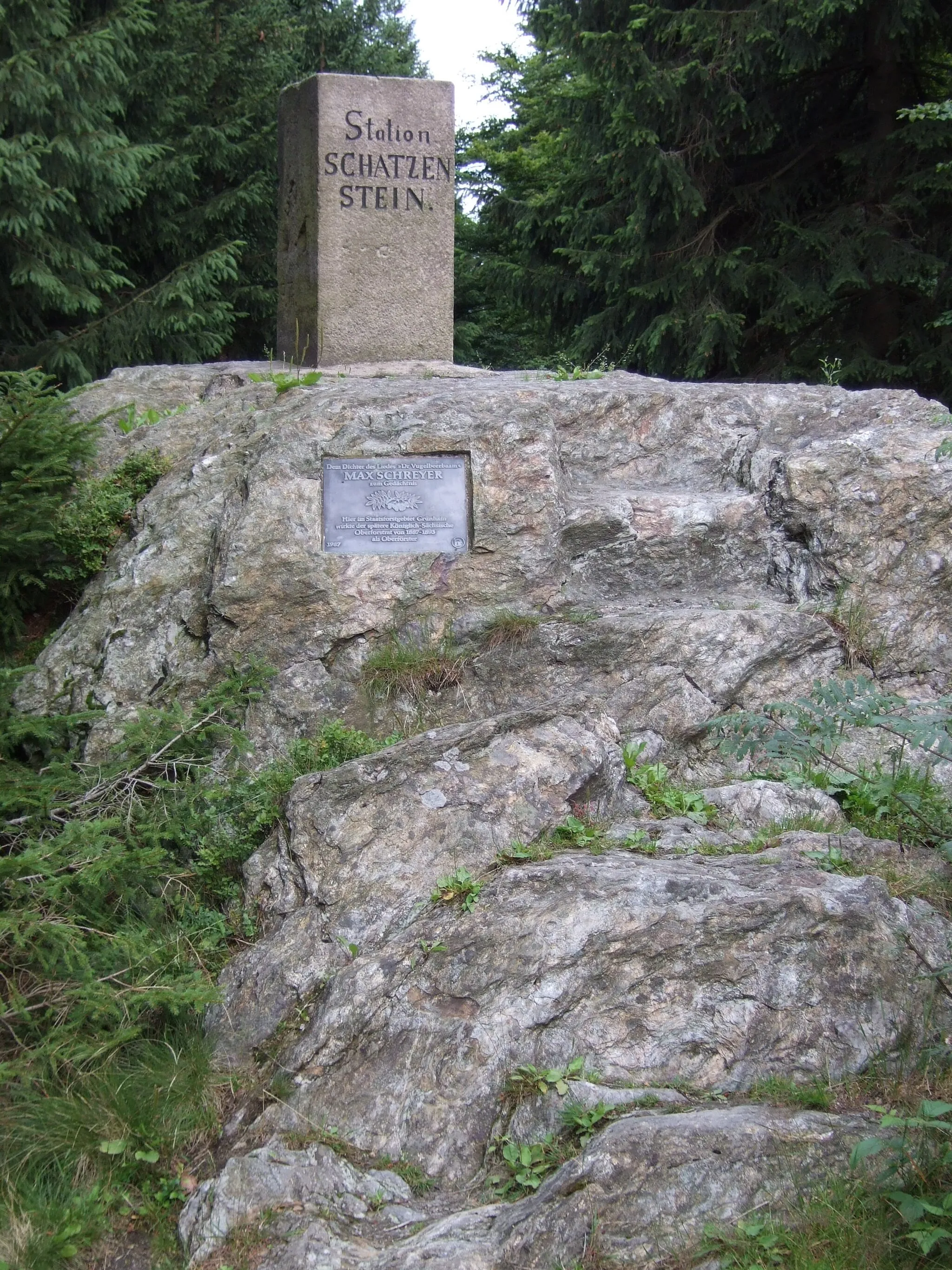 Photo showing: Gedenktafel für Max Schreyer am höchsten Punkt des Schatzensteins (760 m ü. NN) im Erzgebirge