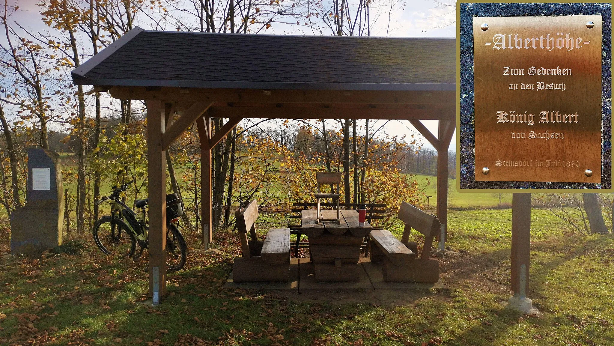 Photo showing: Alberthöhe bei Steinsdorf im Vogtland. Eine Gedenktafel, zum Besuch des sächs. Königs Albert 1890, an einem Gesteinsblock und ein überdachter Picknicktisch stehen an diesem Platz, der eine herrliche Aussicht bietet.