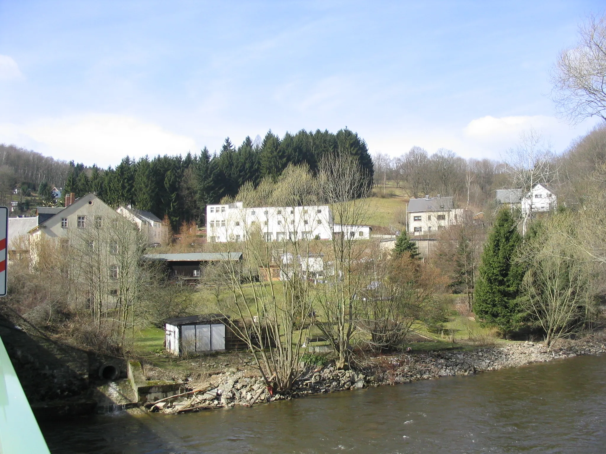 Photo showing: Blick von der Zschopaubrücke auf das gegenüberliegende Ufer in Zschopenthal,

Aufgenommen am 15.04.2006 von Dr. Hagen Graebner