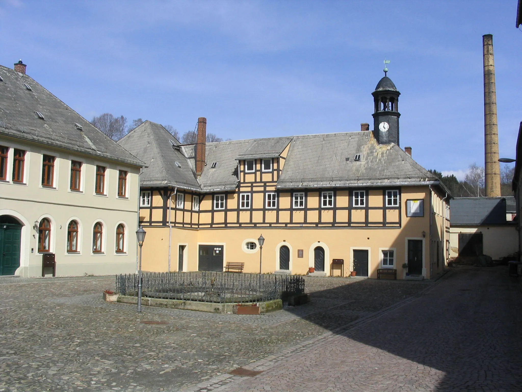 Photo showing: Blaufarbenwerk Zschopenthal, links im Bild das Herrenhaus, Blick zum Turmhaus, Aufgenommen am 15.04.2006 von Dr. Hagen Graebner