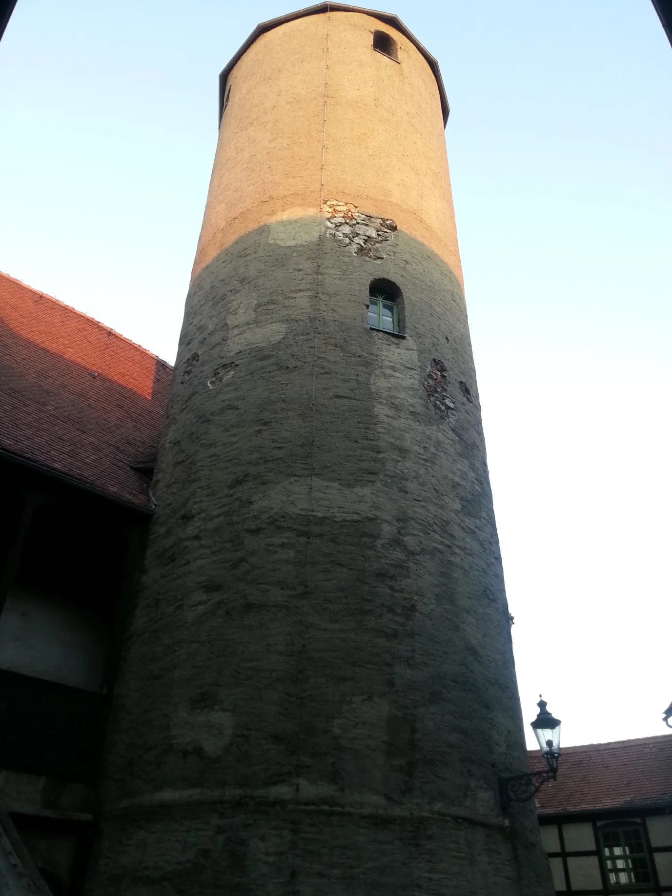 Photo showing: Turm der Burg Schönfels. Der Bergfried ist rund 25 m hoch.