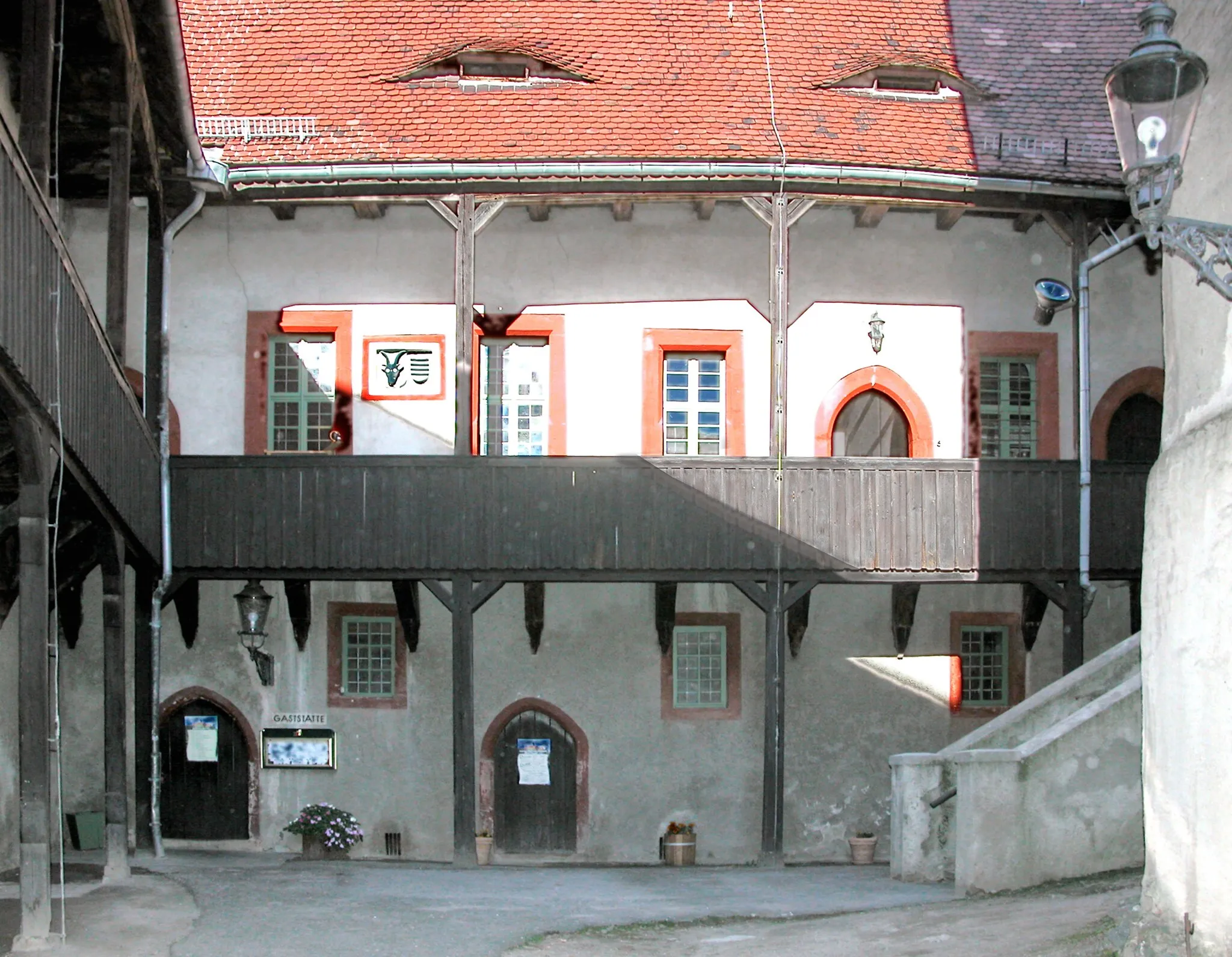 Photo showing: 15.10.2007  08115  Schönfels (Gemeinde Lichtentanne), Burgstraße 34 (GMP: 50.675528,12.400822): Burg Altschönfels, gegründet im  Hochmittelalter. In der DDR zeitweilig Jugendherberge. Heute Museum, in Gemeindebesitz. Aufgang zur Burg von Nordosten.         [DSCN30592.TIF]20071015170DR.JPG(c)Blobelt