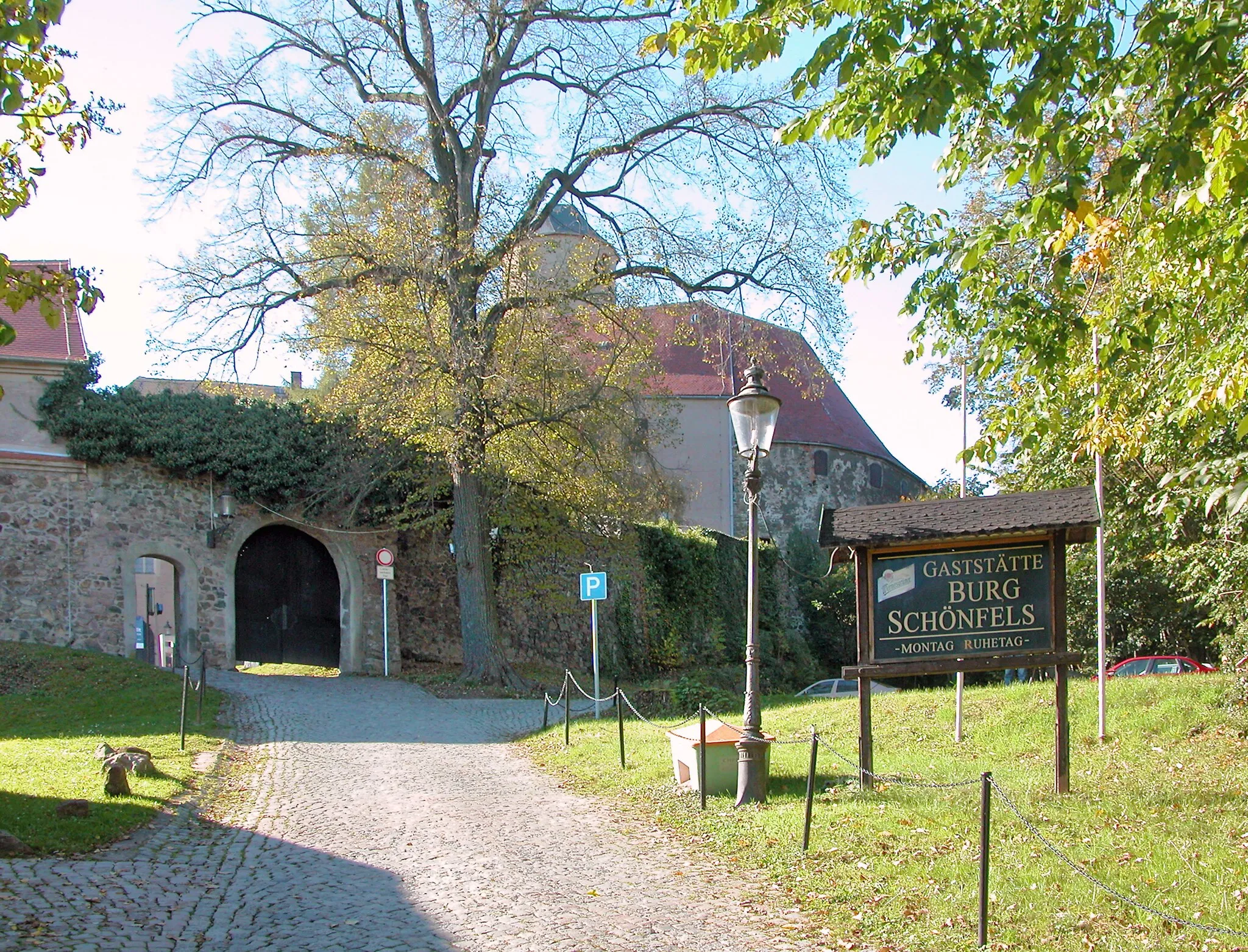 Photo showing: 15.10.2007  08115  Schönfels (Gemeinde Lichtentanne), Burgstraße 34 (GMP: 50.675528,12.400822): Burg Altschönfels, gegründet im  Hochmittelalter. In der DDR zeitweilig Jugendherberge. Heute Museum, in Gemeindebesitz. Aufgang zur Burg von Nordosten.         [DSCN30592.TIF]20071015170DR.JPG(c)Blobelt