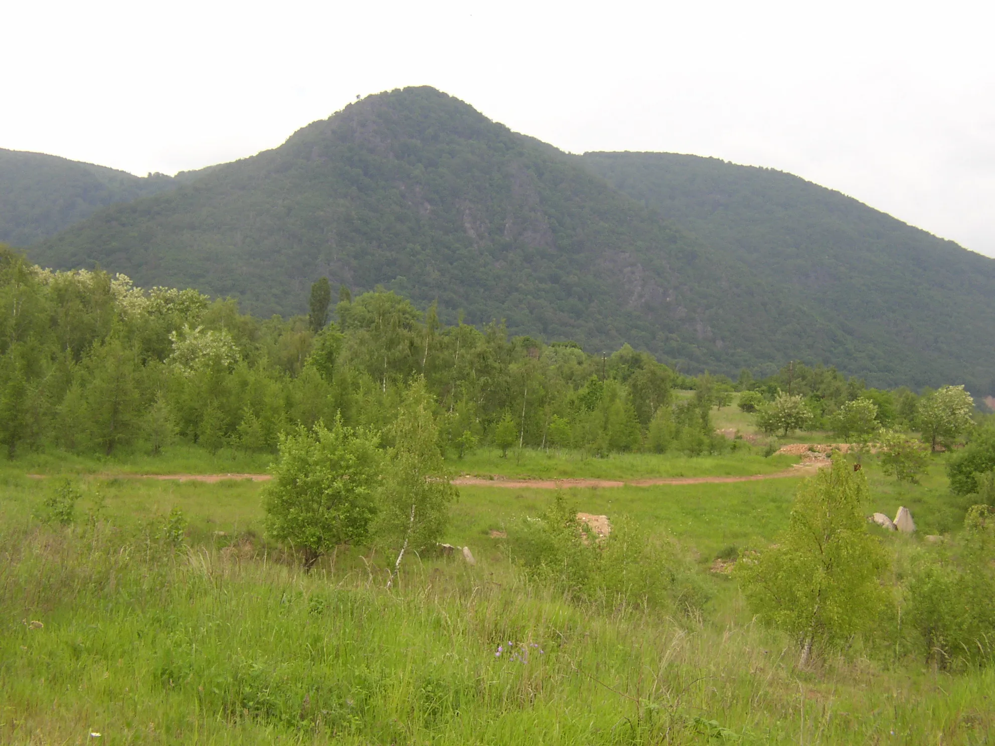 Photo showing: Southern face of Mt. Jezeří (aka Jezerka, 706 m) in Ore Mountains near Vysoká Pec (Chomutov District) and Horní Jiřetín (Most District), Ústí nad Labem Region, Czech Republic. This is a fair typical example of abrupt transition between Ore Mountains and North Bohemian Basin - southern side of the mountain chain rises about 400+ altitude metres above the plain.