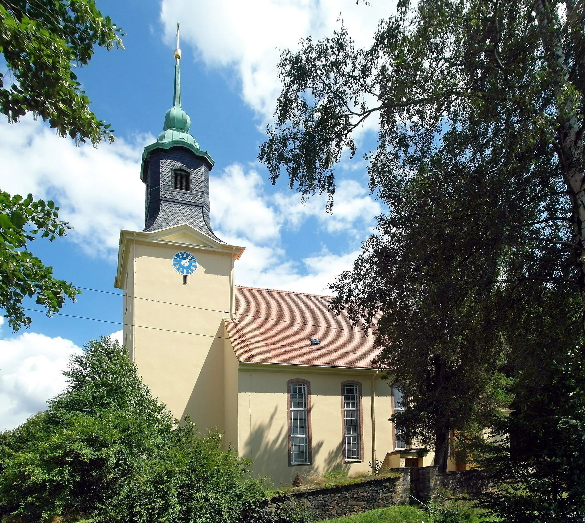 Photo showing: 01.08.2016    09573   Schellenberg (Leubsdorf): Dorfkirche Schellenberg, Augustusburger Straße 25 (GMP: 50.805870,13.130478). Die Kirche erhebt sich auf einem steil zur Flöha hin abfallenden Felsen. Den Bau ließ 1777 Johann Christoph Uhlmann aus Börnichen bei Oederan in der Nähe eines mittelalterlichen Vorgängerbaus errichten. [SAM7330.JPG]20160801415DR.JPG(c)Blobelt