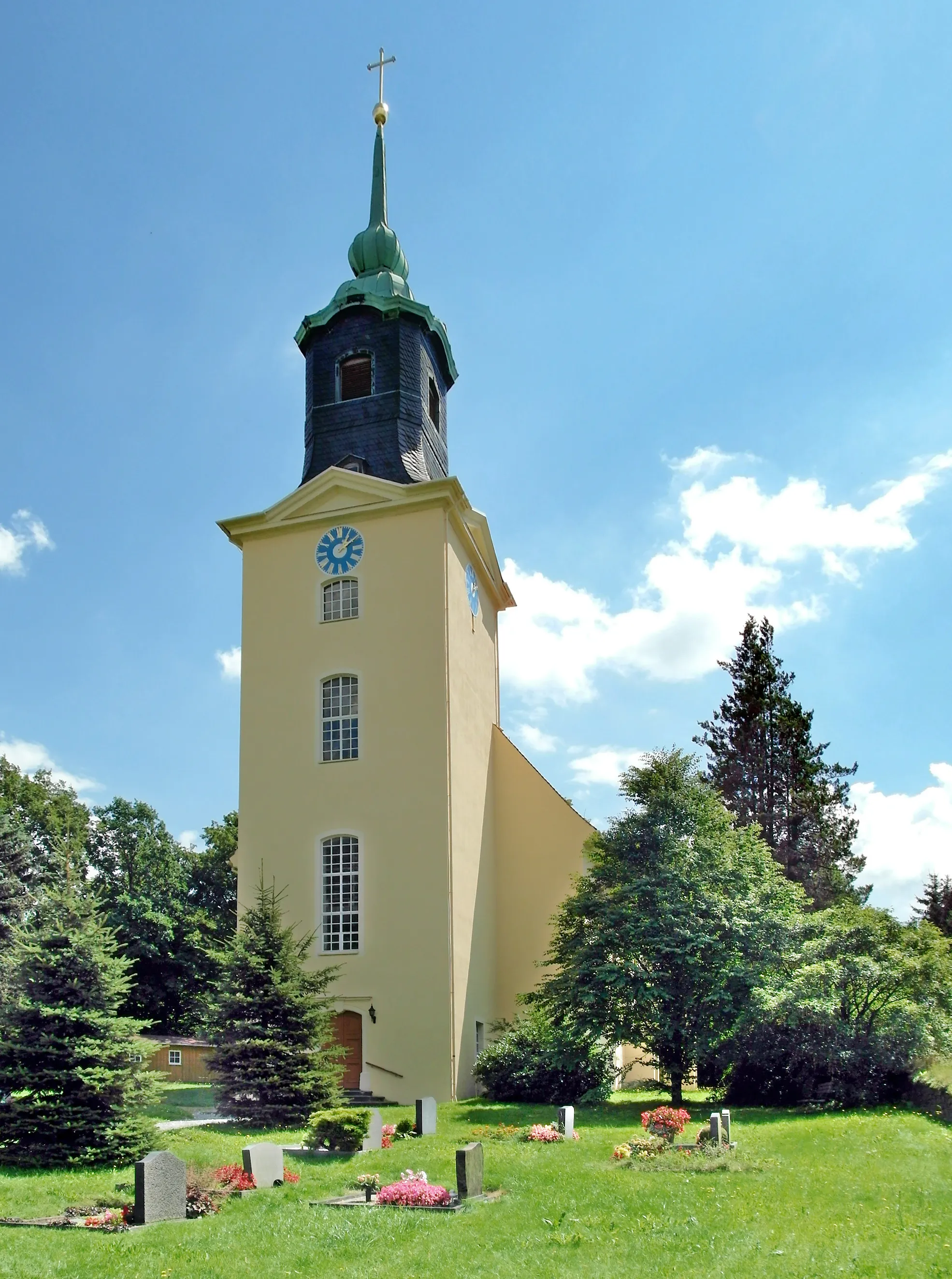 Photo showing: 01.08.2016    09573   Schellenberg (Leubsdorf): Dorfkirche Schellenberg, Augustusburger Straße 25 (GMP: 50.805870,13.130478). Die Kirche erhebt sich auf einem steil zur Flöha hin abfallenden Felsen. Den Bau ließ 1777 Johann Christoph Uhlmann aus Börnichen bei Oederan in der Nähe eines mittelalterlichen Vorgängerbaus errichten. [SAM7333.JPG]20160801405DR.JPG(c)Blobelt