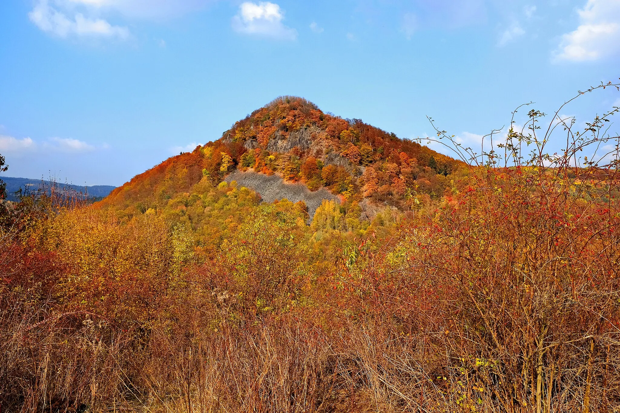 Photo showing: Vrch Nebesa (638 m), pohled od jihu, Doupovské hory, okres Karlovy Vary