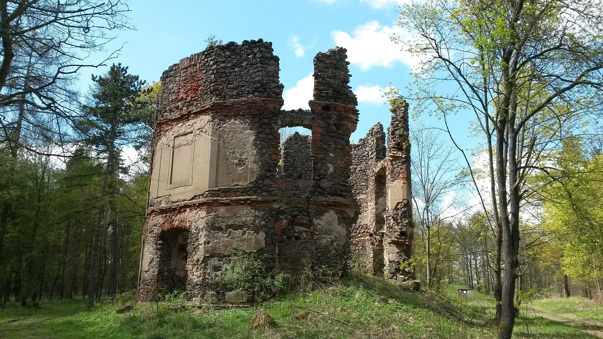 Photo showing: Ruins of hunting chateau in Mořičov near Ostrov, district Karlovy Vary, cultural monument
