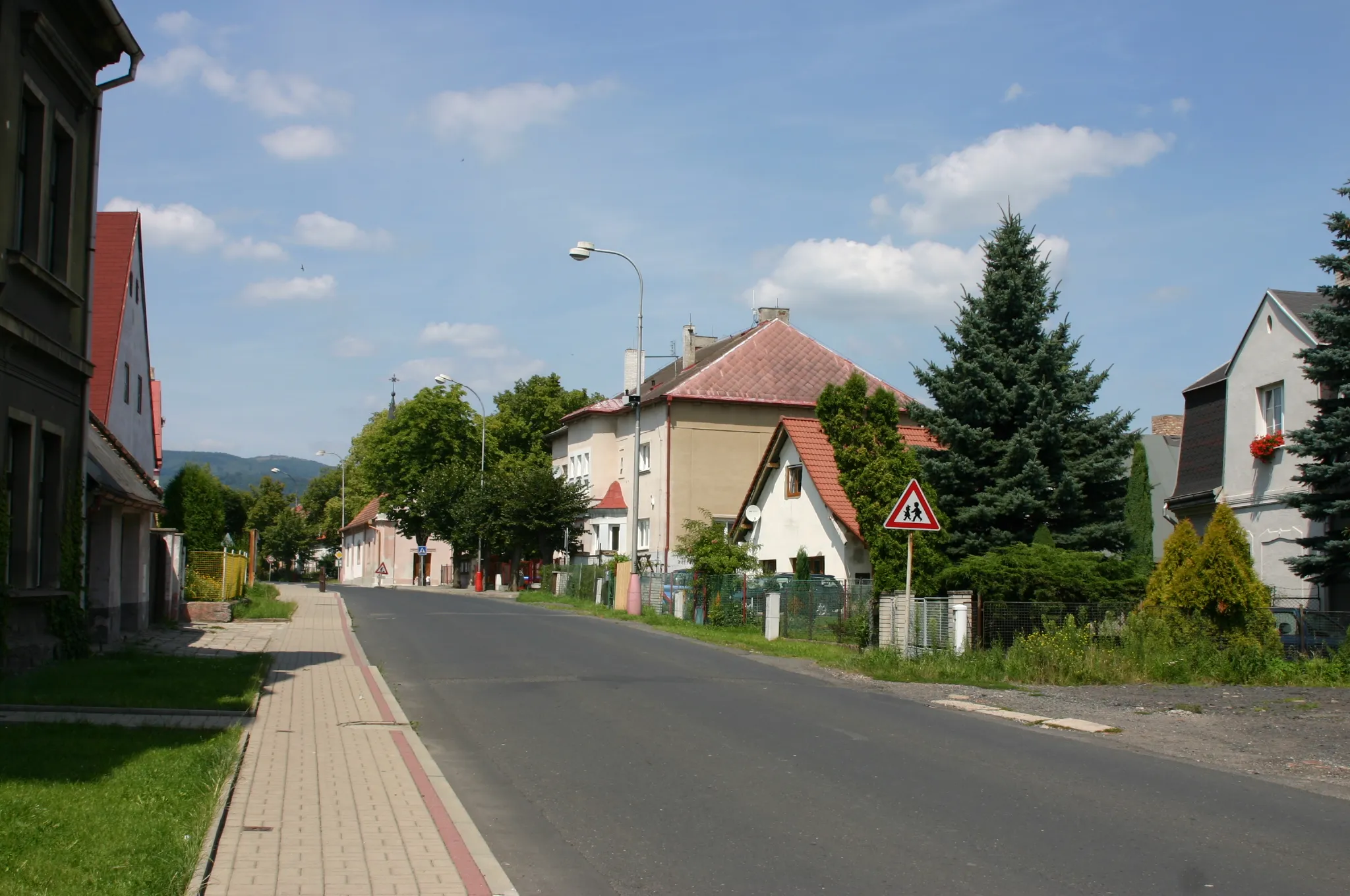 Photo showing: Hlavní ulice v obci Louka v okrese Most.
