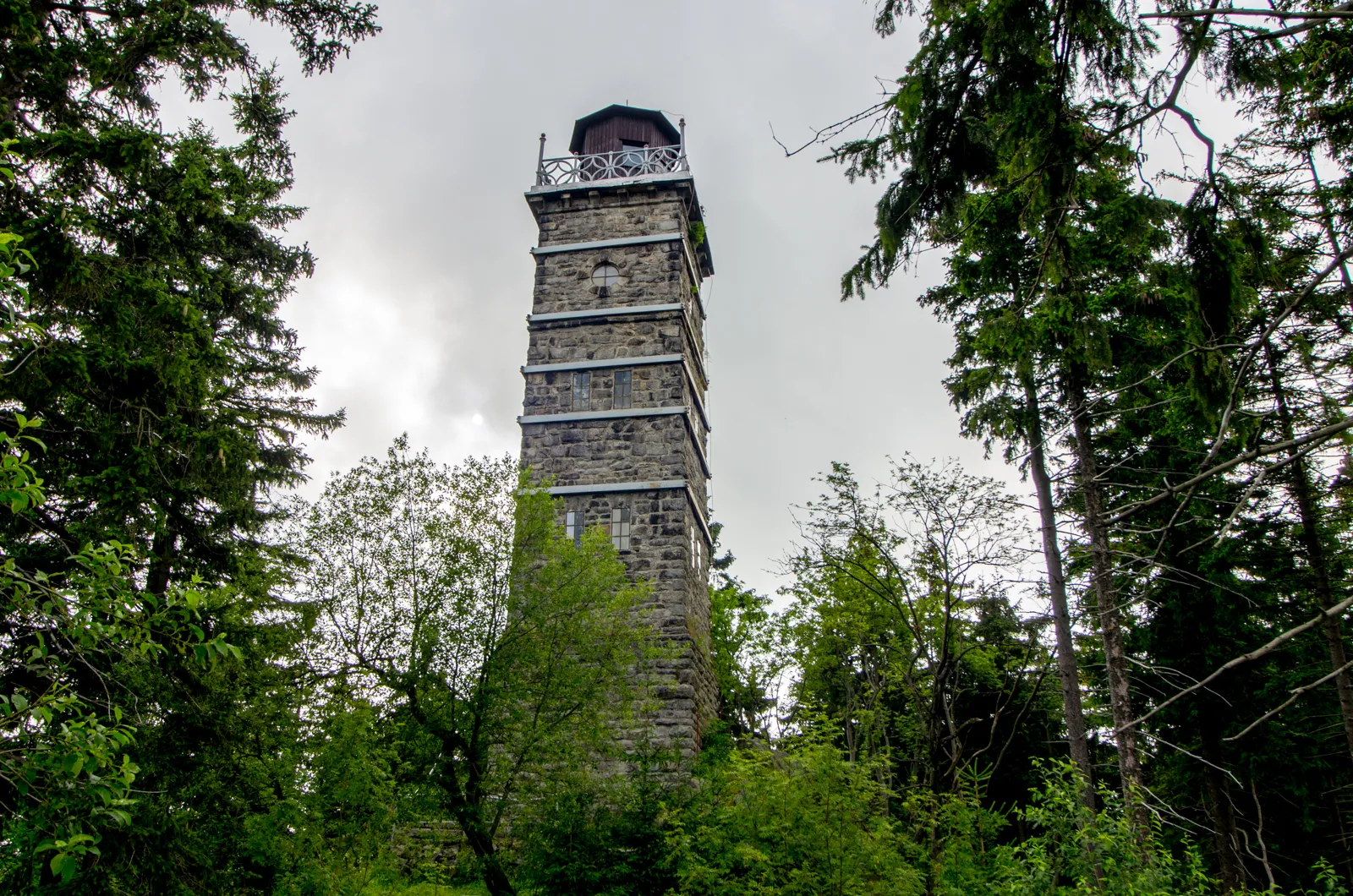 Photo showing: kamenná rozhledna vysoká 18 m na Tisovském vrchu (977 m n. m.) , Krušné hory, okres Karlovy Vary