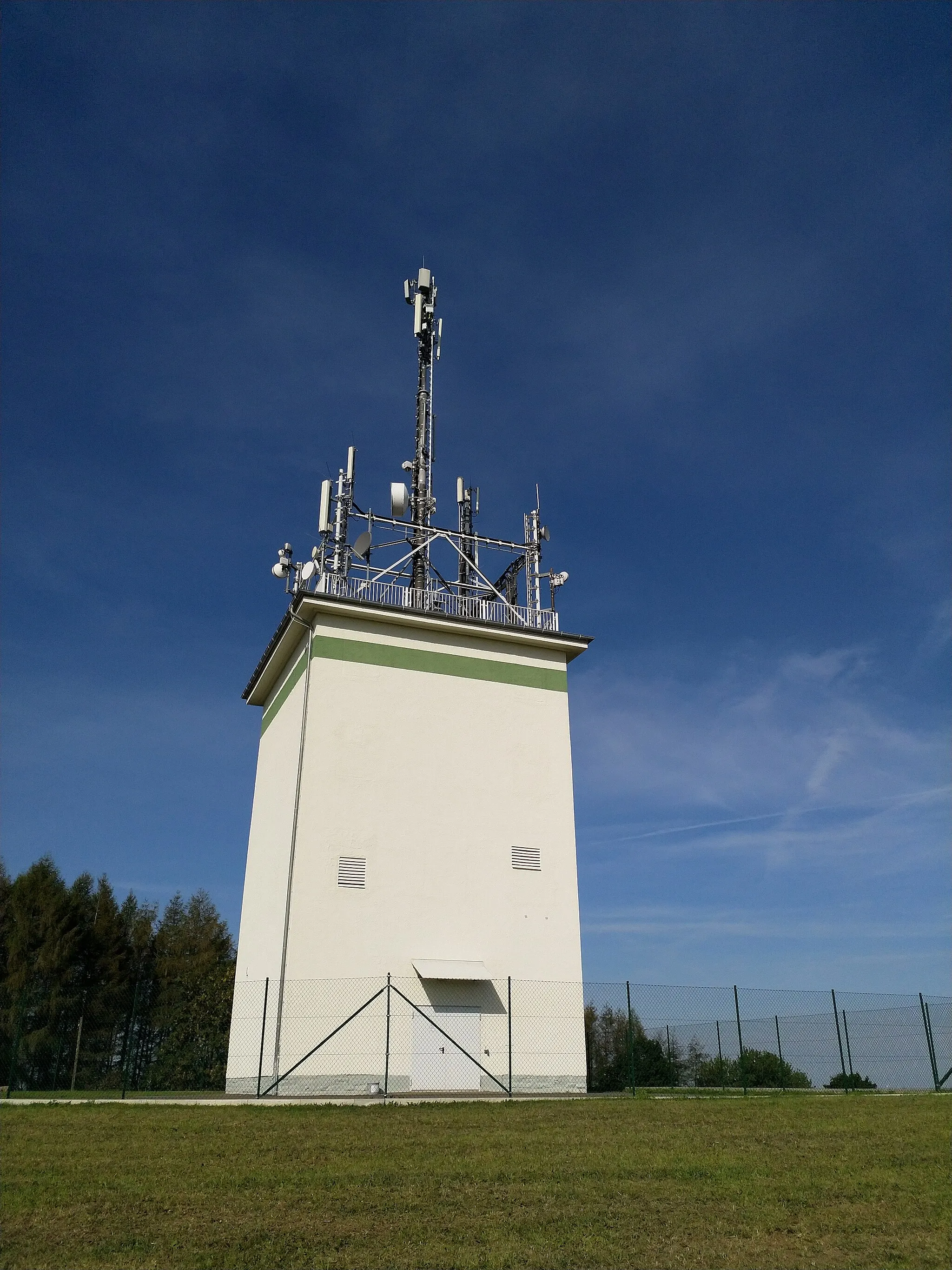 Photo showing: Antenna tower on Pilzhübel, a hill near Krumhermersdorf in the municipality of Zschopau, Saxony, Germany.