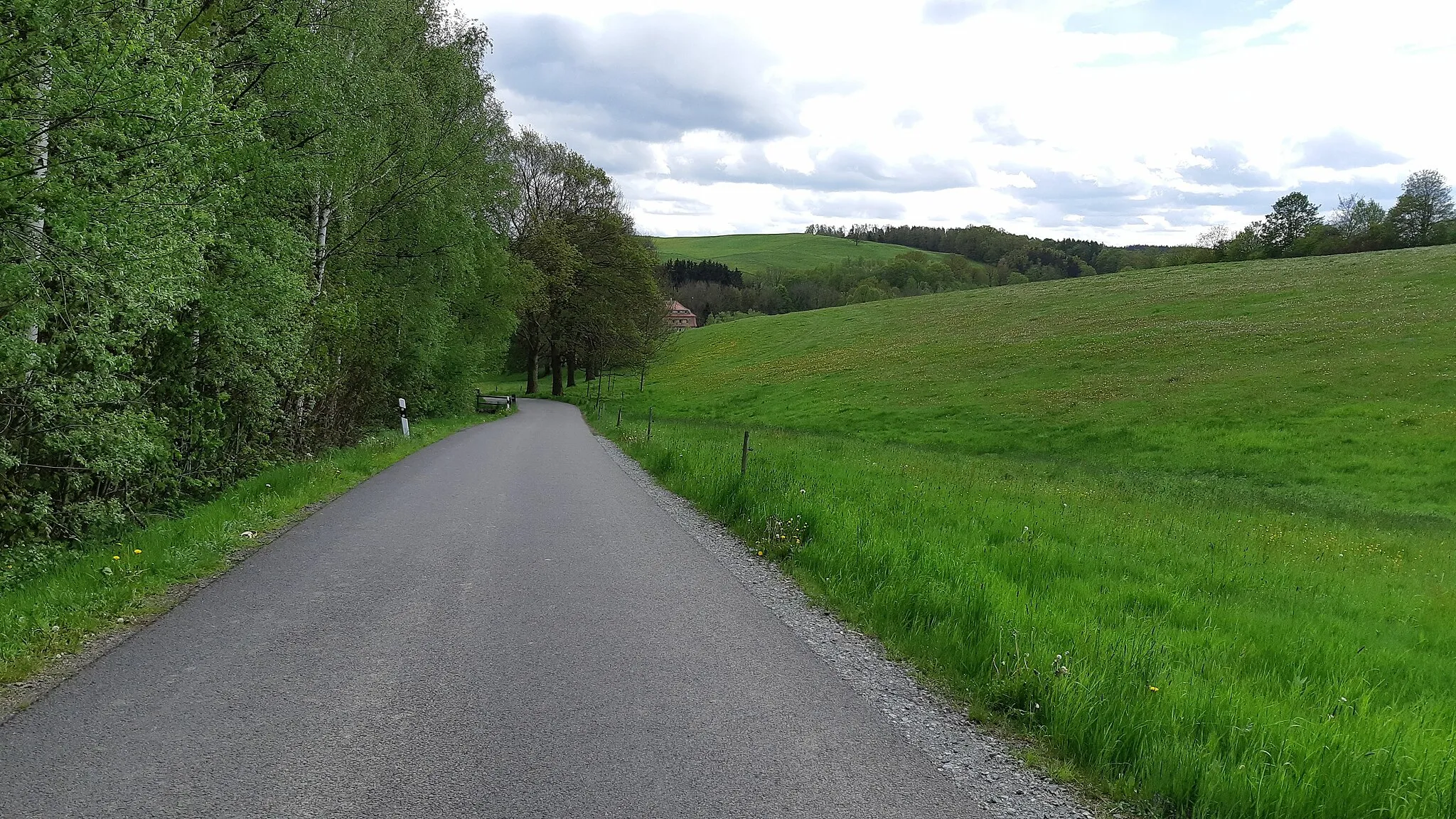 Photo showing: Wieseneck in Chemnitz-Kleinolbersdorf-Altenhain, im Hintergrund die denkmalgeschützte, ehemalige Spinnmühle im Amselgrund