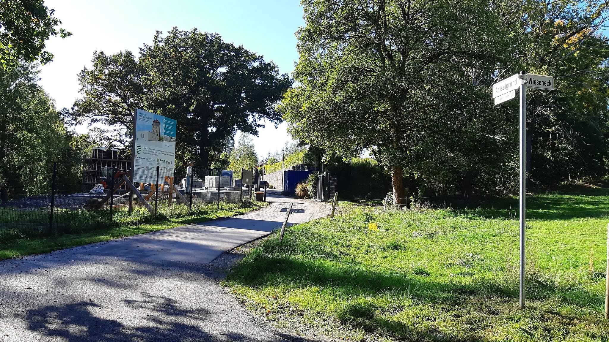 Photo showing: Blick westwärts entlang des Straßenzugs Amselgrund von der Einmündung des Wiesenecks, Chemnitz-Altenhain. Der Amselgrund ist auf Höhe der früheren Spinnmühle (Amselgrund 30) für die Öffentlichkeit nicht mehr durchgängig nutzbar.