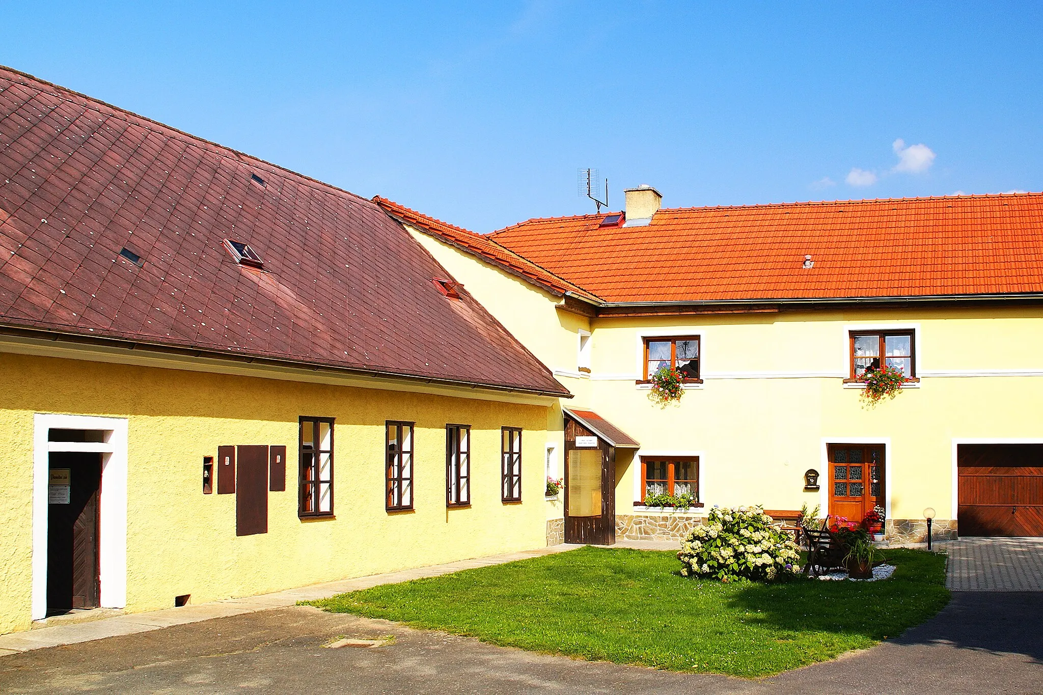 Photo showing: Chodsko, Újezd u Domažlic, Kozinův statek. Na tomto statku žil v 17. století Jan Sladký Kozina, legendární vůdce chodského povstání.