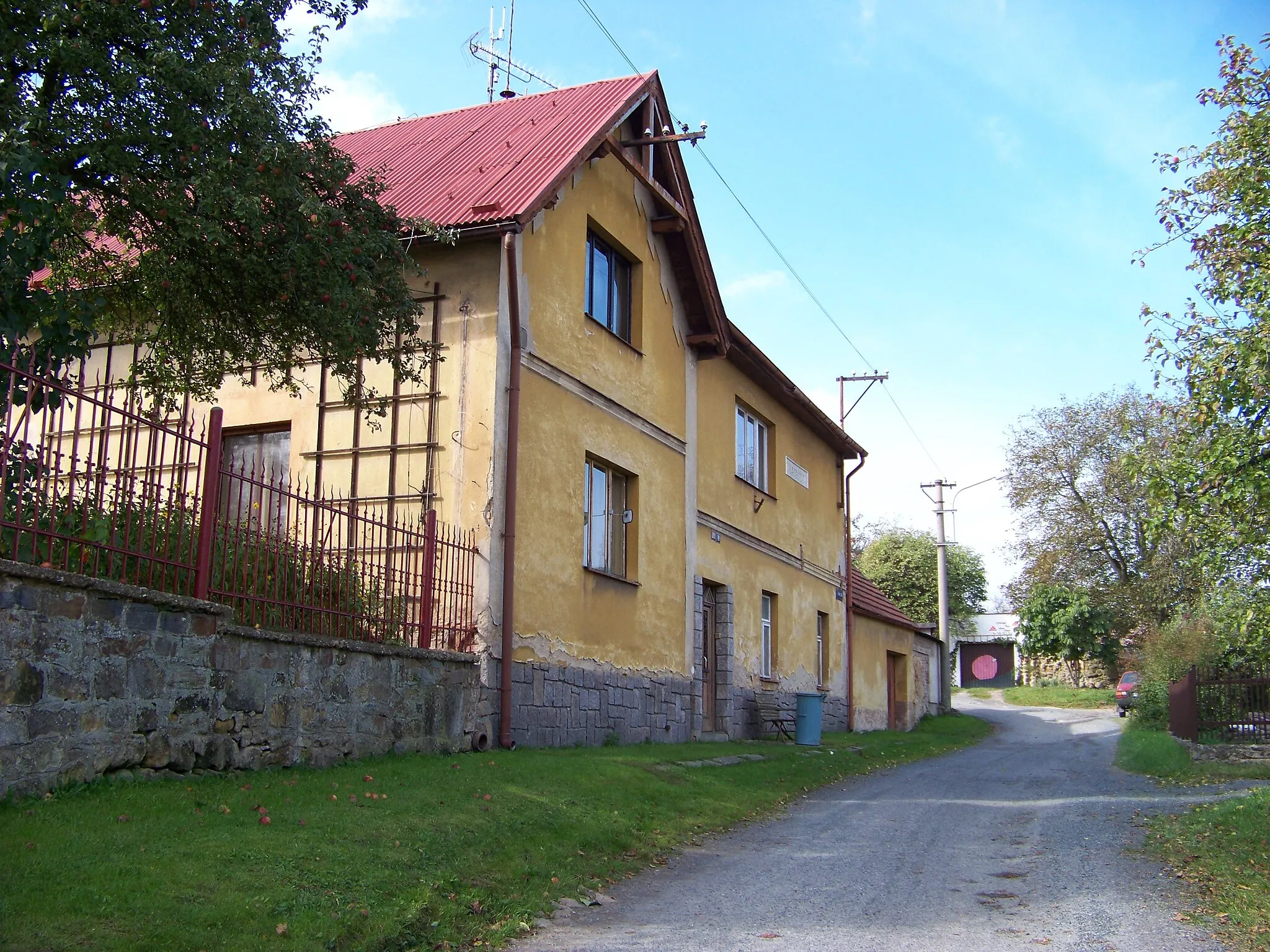 Photo showing: Kostelec nad Černými lesy, Prague-East District, Central Bohemian Region, the Czech Republic. Na skále street.