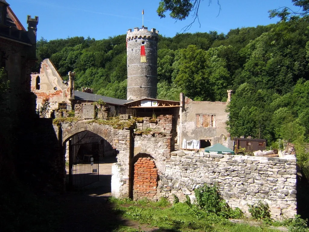 Photo showing: Blick von der Seite der Kapelle auf die Burg Hauenstein