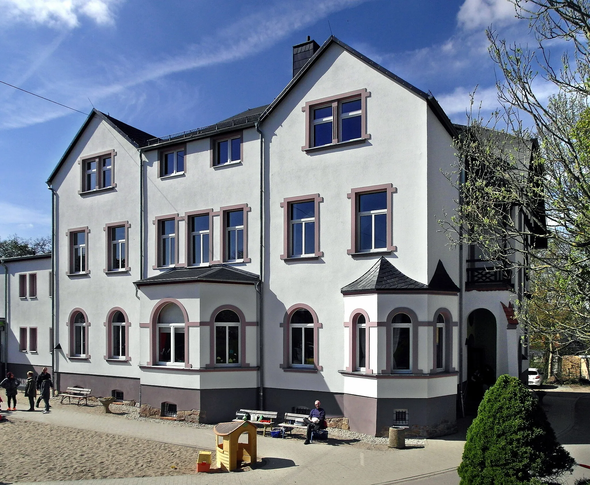 Photo showing: 24.04.2017   09228  Wittgensdorf (Chemnitz), Kirchweg 8 (GMP: 50.879718, 12.866003): Herrenhaus, erbaut 1901 von Max Martin Stahl, nachdem ein Brand das alte Gebäude zerstört hatte. In der DDR und bis heute als Kindergarten genutzt.                                                                   [SAM9525.JPG]20170424440DR.JPG(c)Blobelt