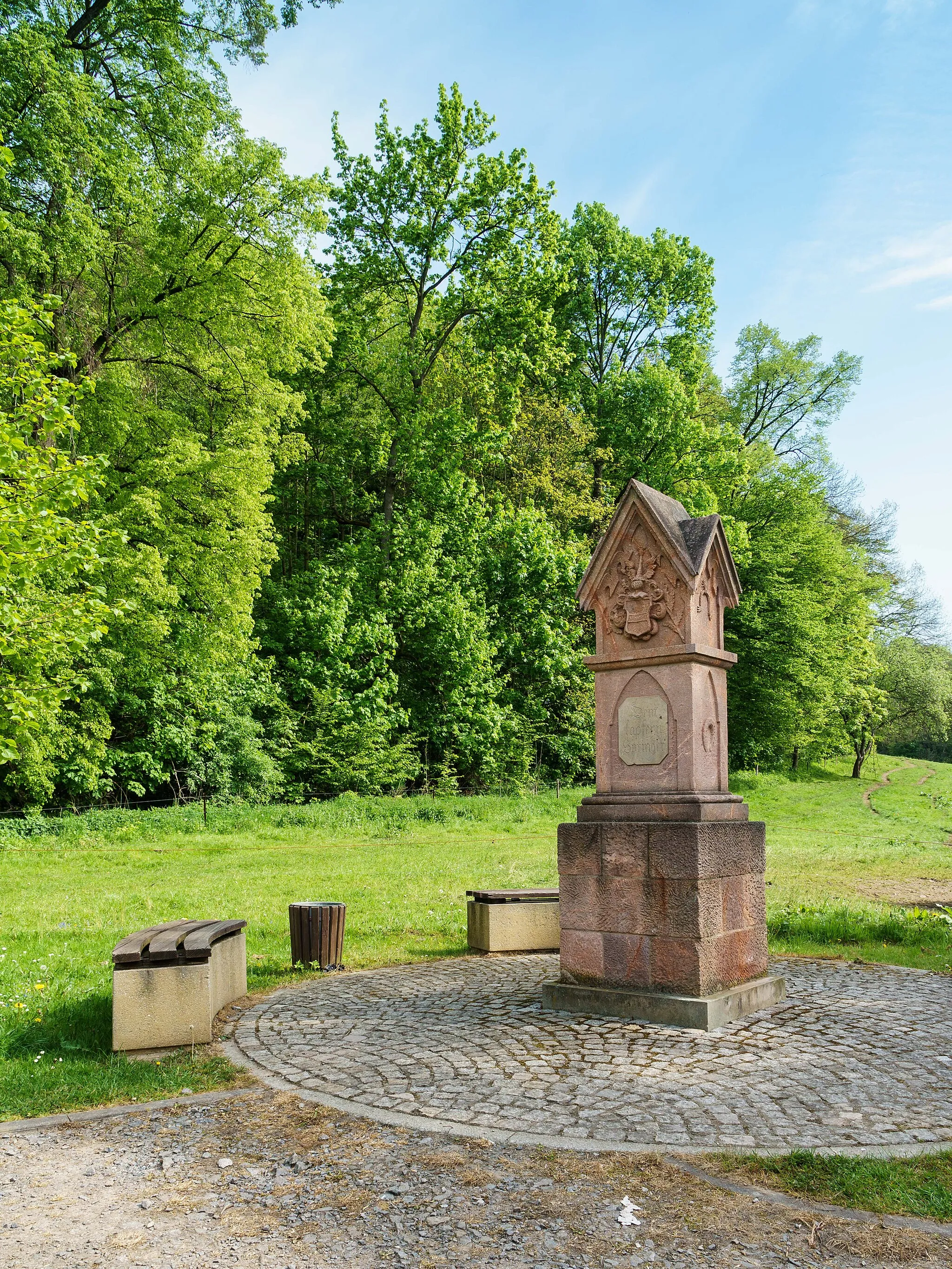 Photo showing: Harrasdenkmal neben der Schlossmühle in Lichtenwalde Text:

Dem tapfern Springer
