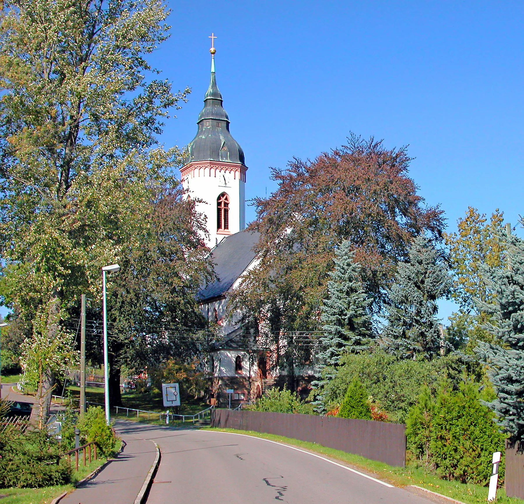 Photo showing: 24.09.2006   09496   Lauterbach (Marienberg): Heilandskirche (GMP: 50.678353,13.177784). Der Kirchenvorstand hatte 1905 den Abbruch der baufälligen und zu klein gewordenen Wehrgangkirche beschlossen. An gleicher Stelle wurde ab 1906 mit der hier abgebildeten Heilandskirche ein größer Neubau im Stile der Neogotik errichtet. Die Baupläne stammen von Woldemar Kandler aus Dresden, die Ausführung oblag dem Architekten Arnold aus Zöblitz. In den Jahren vor dem Ersten Weltkrieg war der Architekt Woldemar Kandler ein Vielbeschäftigter Mann. In ganz Sachsen schworen Bauherren auf seine Kunst. Die Bilanz ist beeindruckend. Zwischen 1896 und 1914 baute oder erneuerte er 58 Kirchen, 5 Friedhofskapellen, 13 Pfarrhäuser, 9 Schulen und mehrere Wohnhäuser.                               [DSCN11650.TIF]20060924110DR.JPG(c)Blobelt