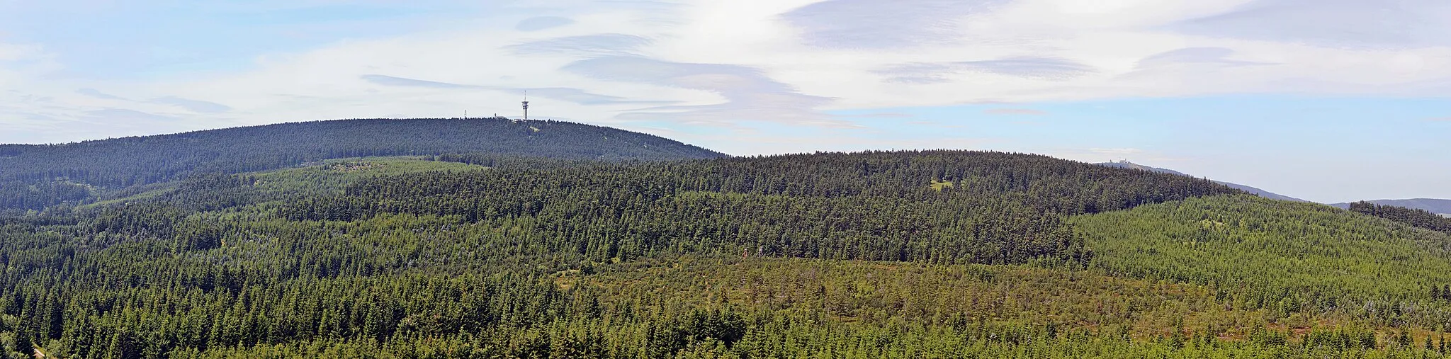 Photo showing: Blick auf die Gipfel von Klínovec, Macecha und Fichtelberg (von links), gesehen vom Meluzína.