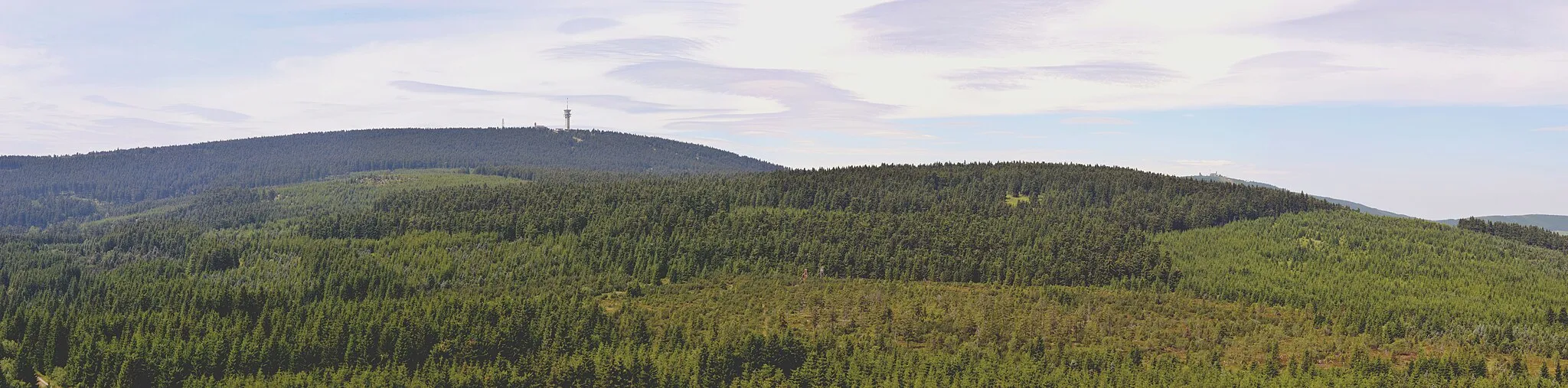 Photo showing: Blick auf die Gipfel von Klínovec, Macecha und Fichtelberg (von links), gesehen vom Meluzína.