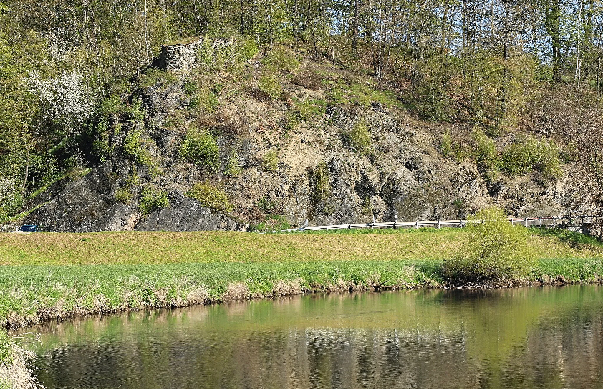 Photo showing: Felsen „Remser Bastei“ an der Waldenburger Straße (B 175) in Remse, Bereich im FFH-Gebiet DE-4842-301 „Mittleres Zwickauer Muldetal“.