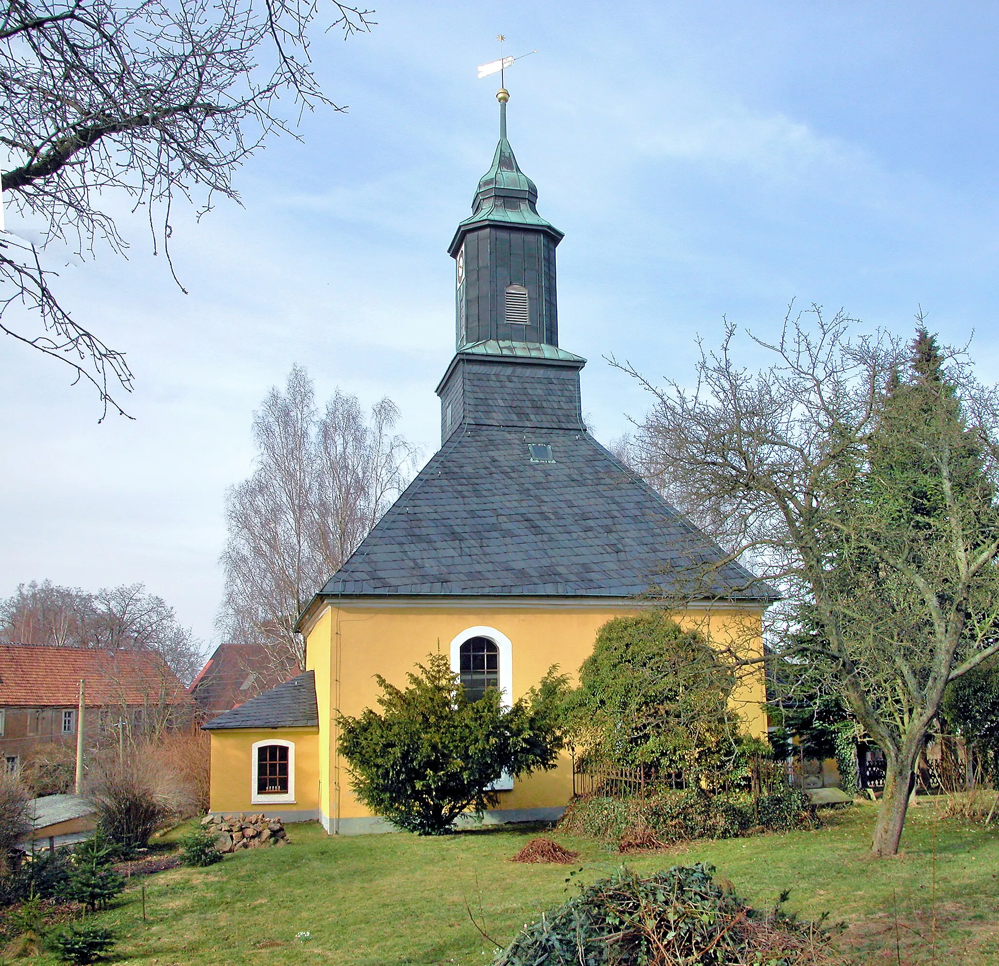 Photo showing: 24.03.2010   04720  Ziegra  (Ziegra-Knobelsdorf, ab 2013 zu Döbeln): Zum Park. Blick von Süden zur Kirche (GMP: 51.105617,13.055743). Sie wurde 1769/70 durch den Rittergutsbesitzer Julius Moritz von Hartitzsch errichtet. Die Umfassungsmauern sind teilweise noch vom Vorgängerbau, den man 1769 abbrach.                                                                                                                                                                            [DSCN40577+40581.TIF]20100324405MDR.JPG(c)Blobelt