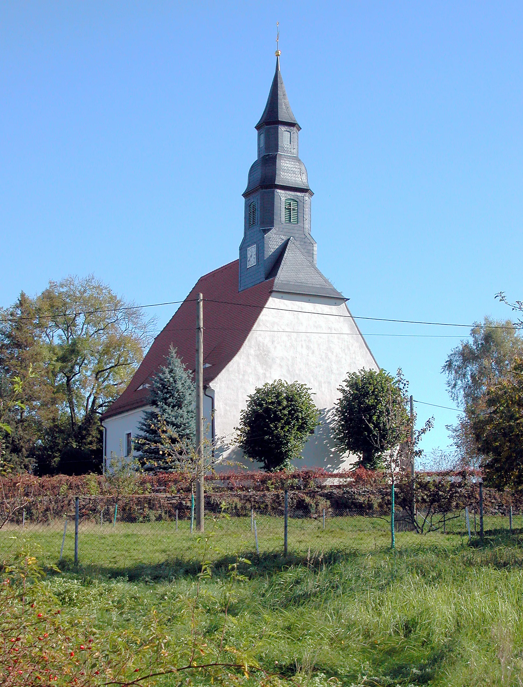 Photo showing: 10.10.2010   09634  Hirschfeld (Reinsberg), Hauptstraße 54 (GMP: 51.037489,13.351317): Die Dorfkirche stammt in ihren Grundmauern aus dem 13. Jahrhundert. Erstmals erwähnt findet man sie 1214. 1582 erfuhr das Gebäude bauliche Erweiterungen auf der Nordseite. Die Inschrift im Nordportal nennt das Jahr 1597. Mit großer Wahrscheinlichkeit wurde Katharina von Bora, Luthers Ehefrau, in Hirschfeld geboren und dann wohl auch in dieser Kirche getauft.                                                                                                            [DSCN42572.TIF]20101010100DR.JPG(c)Blobelt