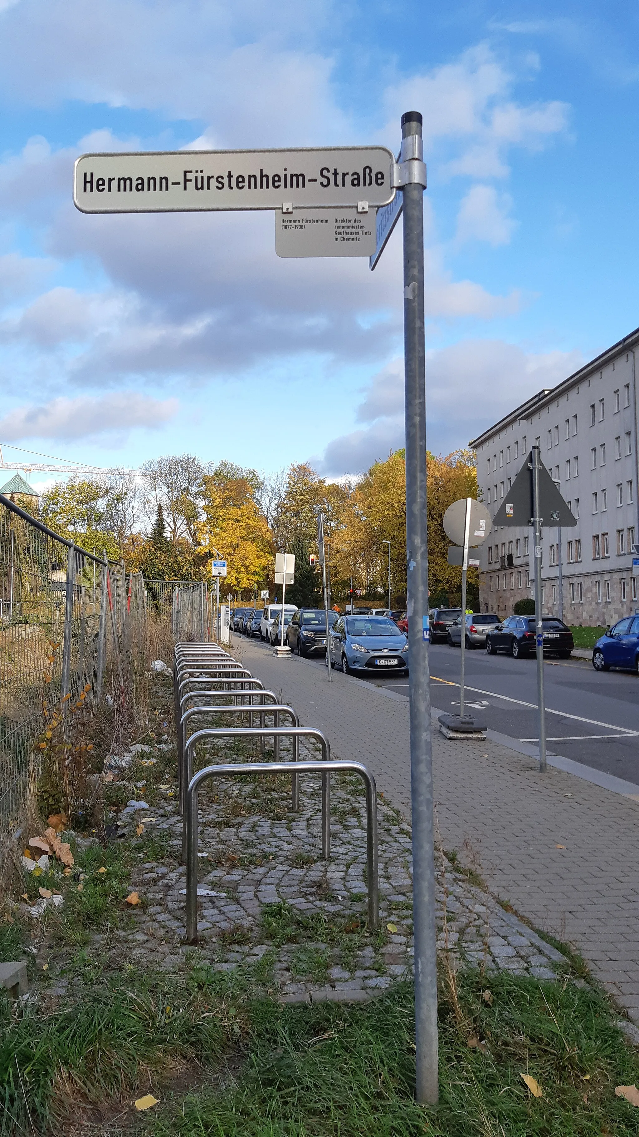 Photo showing: Kürzlich aufgestelltes Straßennamenschild der Hermann-Fürstenheim-Straße, im Hintergrund die Moritzstraße, Chemnitz-Zentrum.