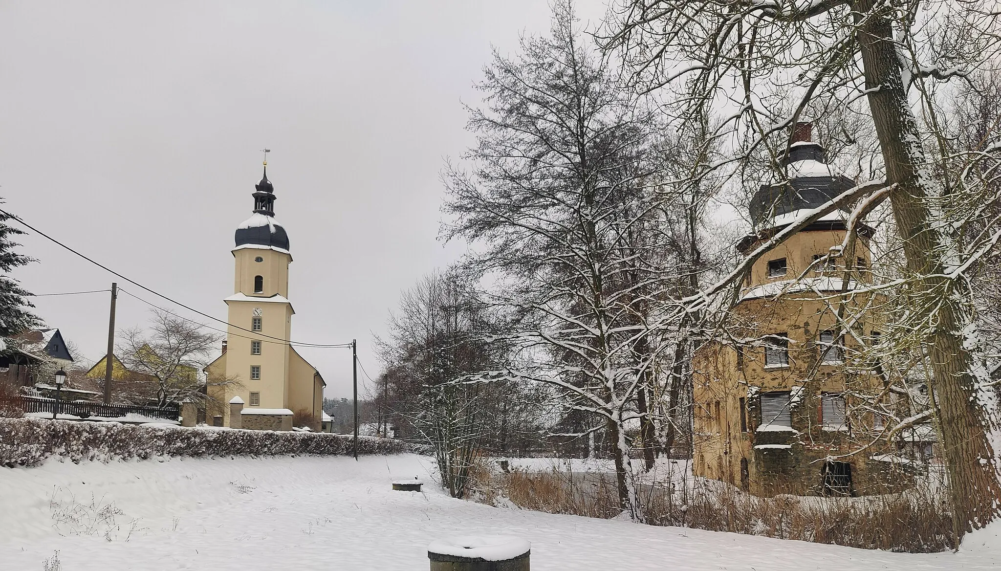 Photo showing: Wasserschloss und Kirche Geilsdorf, Gemeinde Weischlitz, Vogtlandkreis, Sachsen, Deutschland