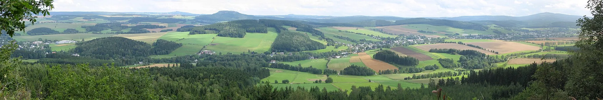 Photo showing: Panorama vom Scheibenberg (807m ü.NN) im Erzgebirge, Richtung Crottendorf mit Ortsteil Walthersdorf sowie Fichtelberg (1215m ü.NN), Velký Špičák (965m ü.NN), Bärenstein (897m ü.NN) und Jelení hora (993m ü.NN). (von rechts)