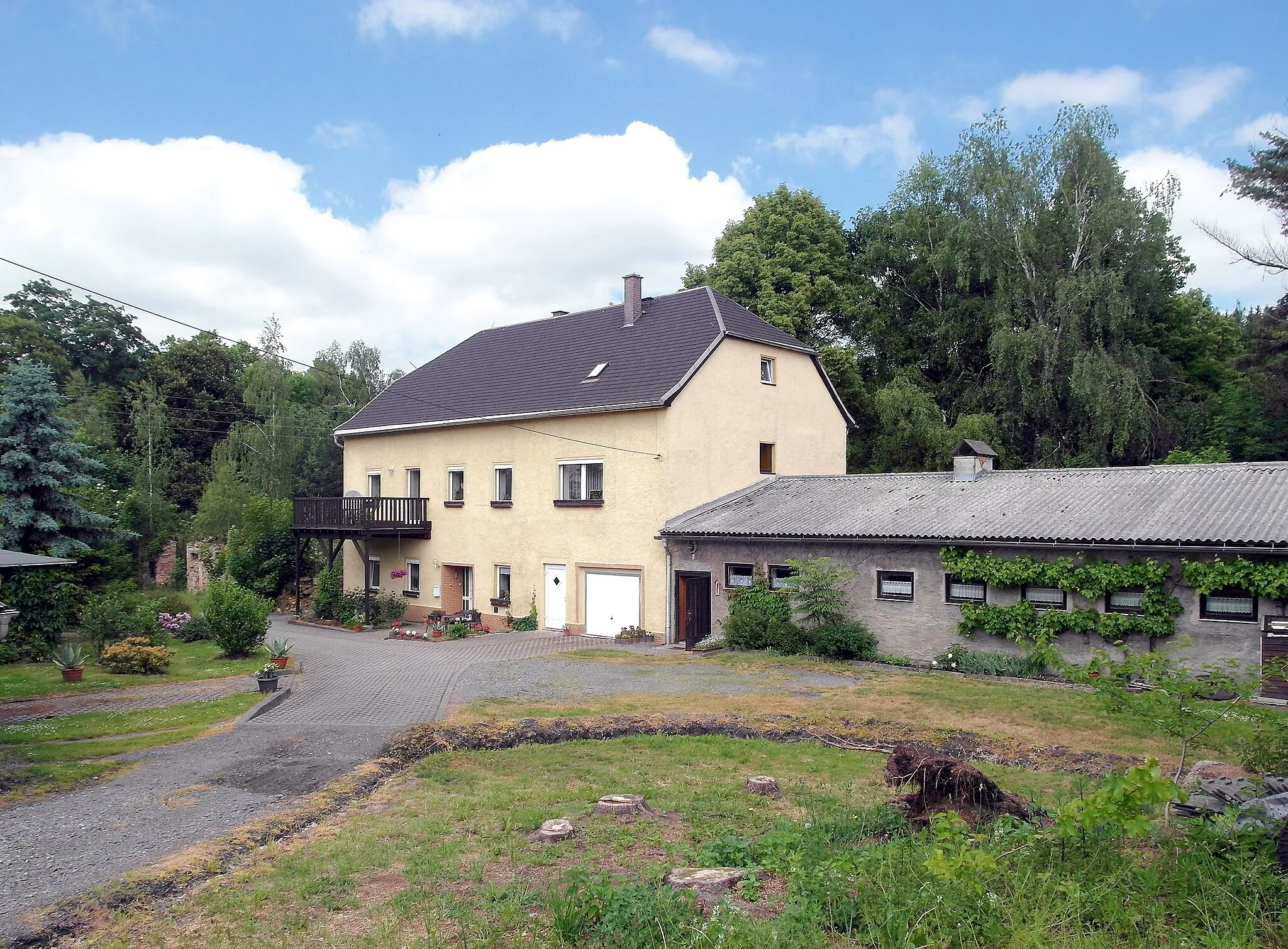 Photo showing: 10.06.2015   09618   Linda (Brand-Erbisdorf) Mittelweg 1 (GMP: 50.873817,13.283575): Herrenhaus Linda, vermutlich um 1750 für Curt Alexander von Schönberg erbaut. Von einst barocken Erscheinungsbild ist nichts mehr vorhanden.                                                                                            [SAM0860.JPG]20150610405DR.JPG[c)Blobelt