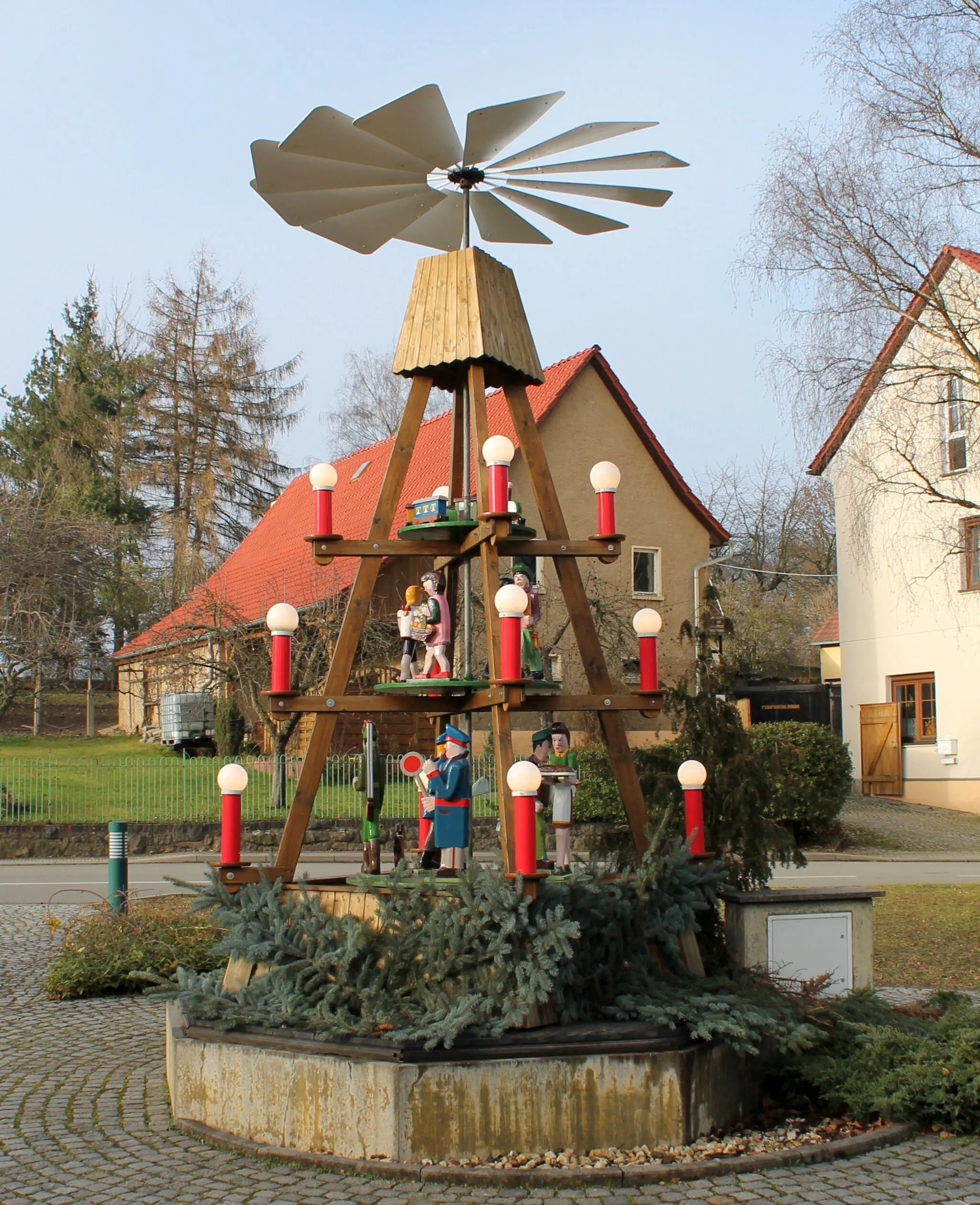 Photo showing: Outdoor christmas pyramid in Ebersbrunn, Lichtentanne, Saxony, Germany.