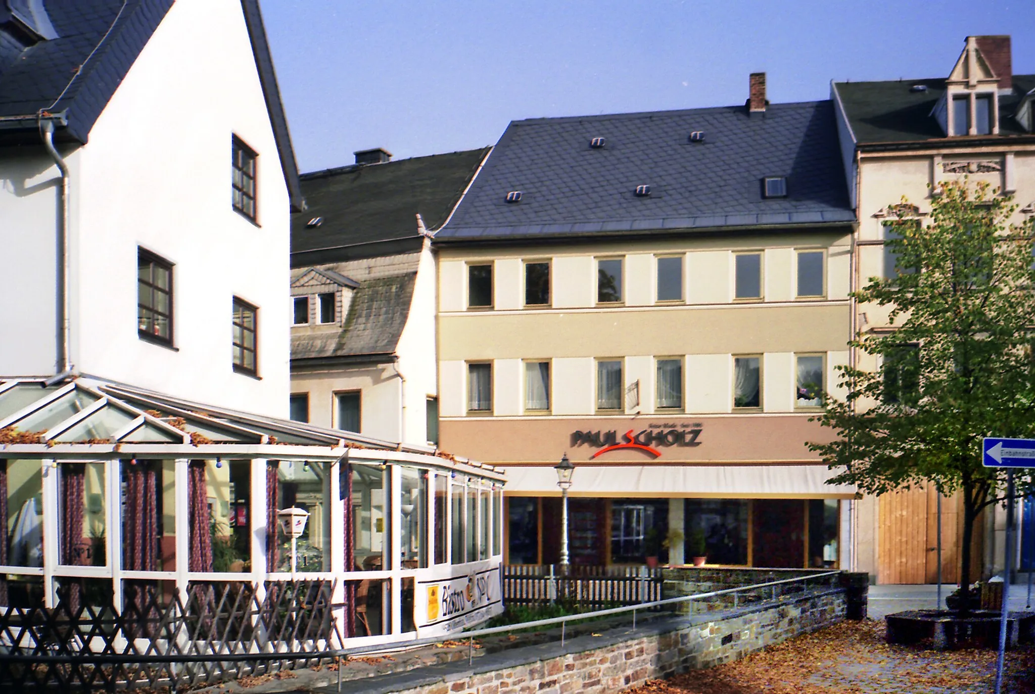 Photo showing: 14.10.2001   09526  Olbernhau, Grünthaler Straße 3 (GMP: 50.661001,13.336892): Bekleidungshaus Paul Scholz. Links vorn das vormalige "Cafe Central", jetzt ein Bistro.                             [F20011014A06.JPG[20011014350NR.JPG(c)Blobelt