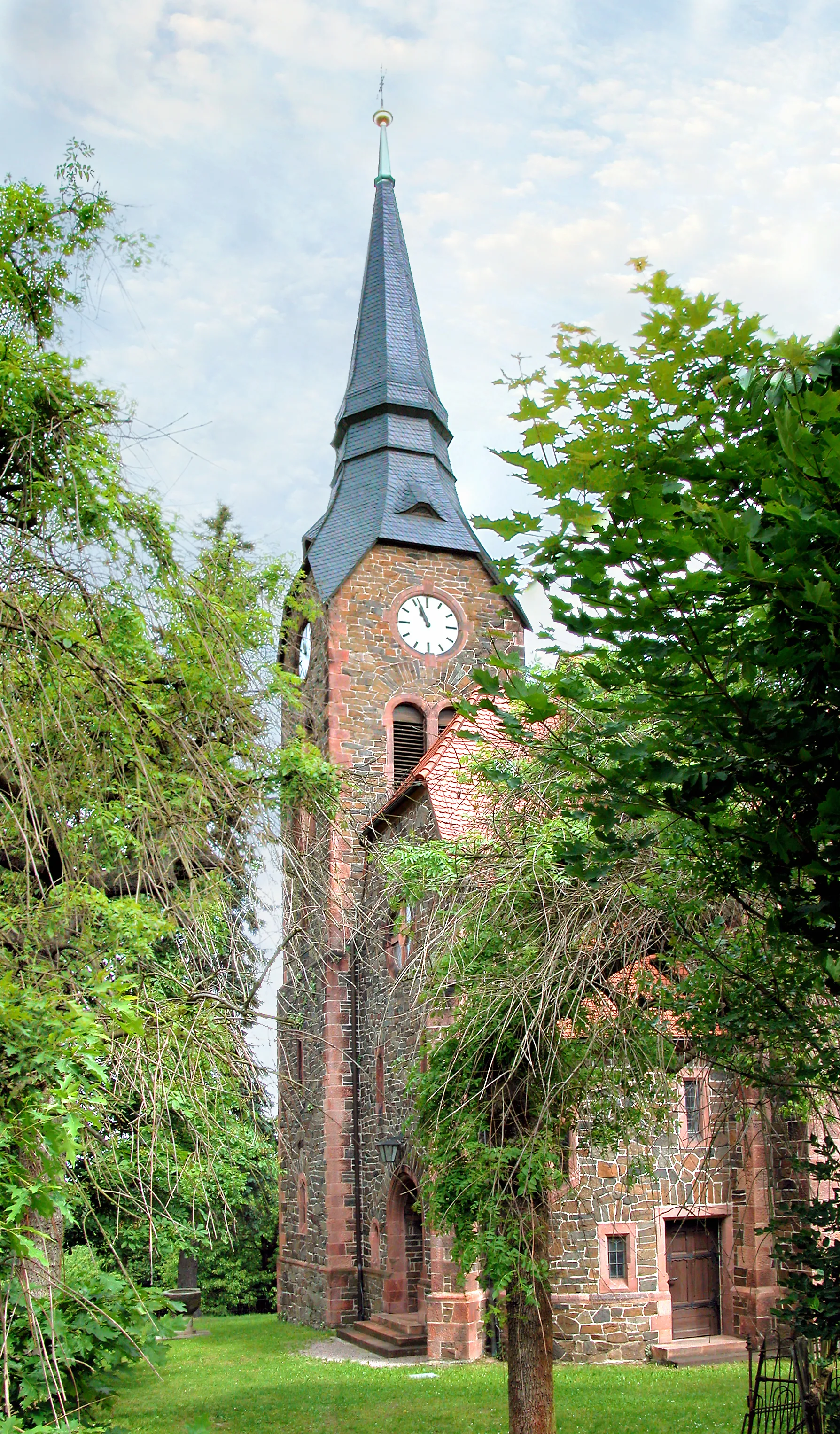 Photo showing: 23.05.2009  09629  Krummenhennersdorf (Halsbrücke), Kirchberg (GMP: 50.981479,13.365546). Dorfkirche, 1900 erbaut nach Plänen von Woldemar Kandler, deshalb auch als Kandlerkirche bezeichnet. Sie ersetzte die alte Bergmannskirche des Dorfes, die 1903 abgebrochenen wurde.                                                             [DSCN37617-37616.JPG]20090523135MDR.JPG(c)Blobelt