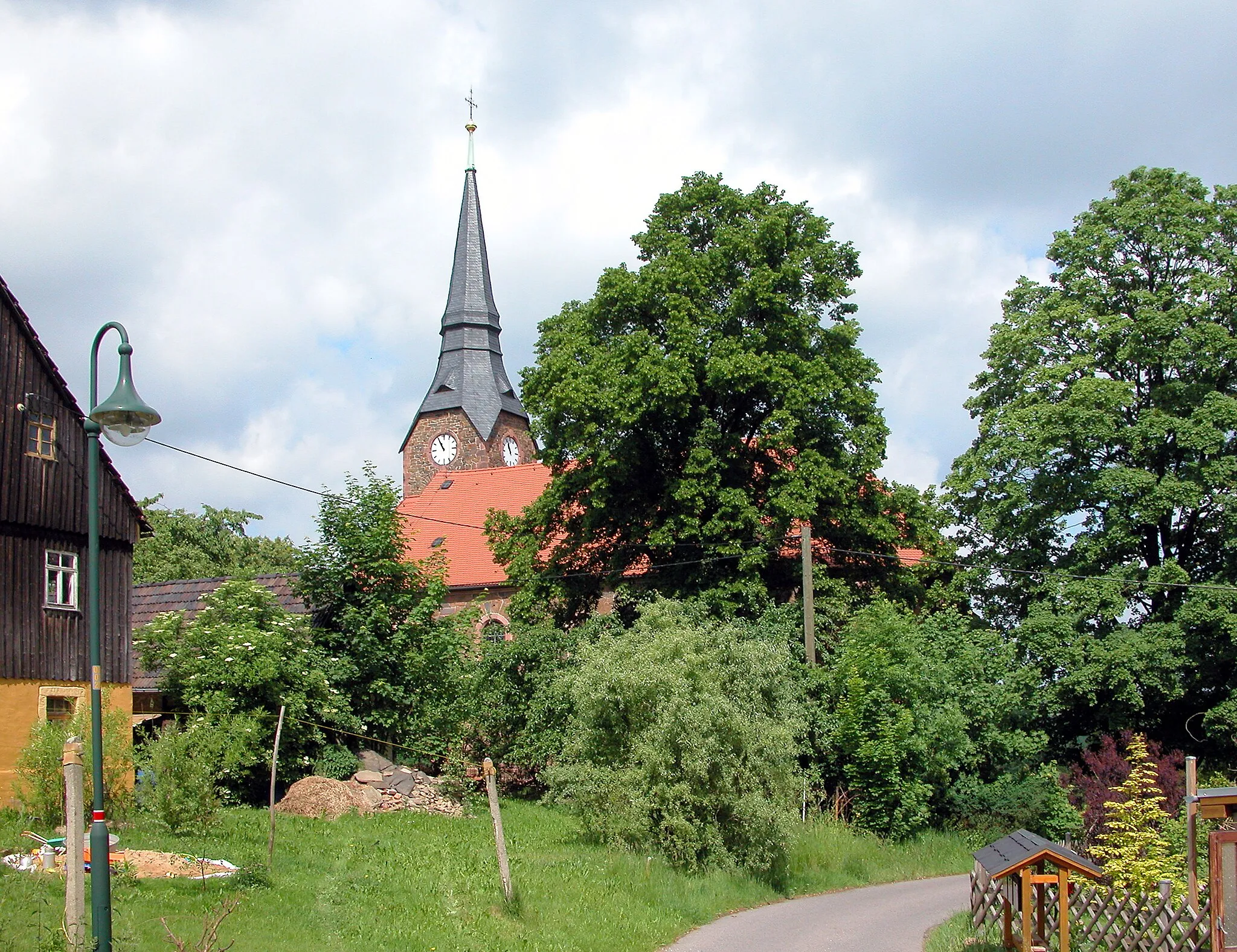 Photo showing: 23.05.2009  09629  Krummenhennersdorf (Halsbrücke), Kirchberg (GMP: 50.981479,13.365546). Dorfkirche, 1900 erbaut nach Plänen von Woldemar Kandler, deshalb auch als Kandlerkirche bezeichnet. Sie ersetzte die alte Bergmannskirche des Dorfes, die 1903 abgebrochenen wurde.  
[DSCN37616.JPG]20090523130DR.JPG(c)Blobelt