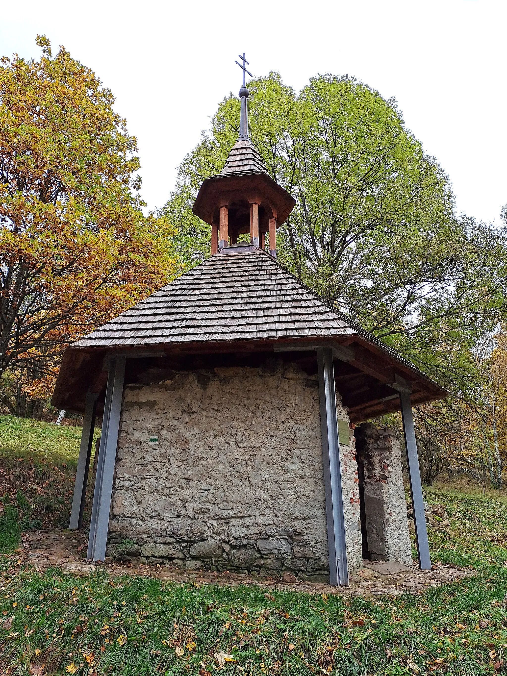 Photo showing: zřícenina kaple v zaniklé vesnici Popov, střecha se zvoničkou přistavěny v roce 2020