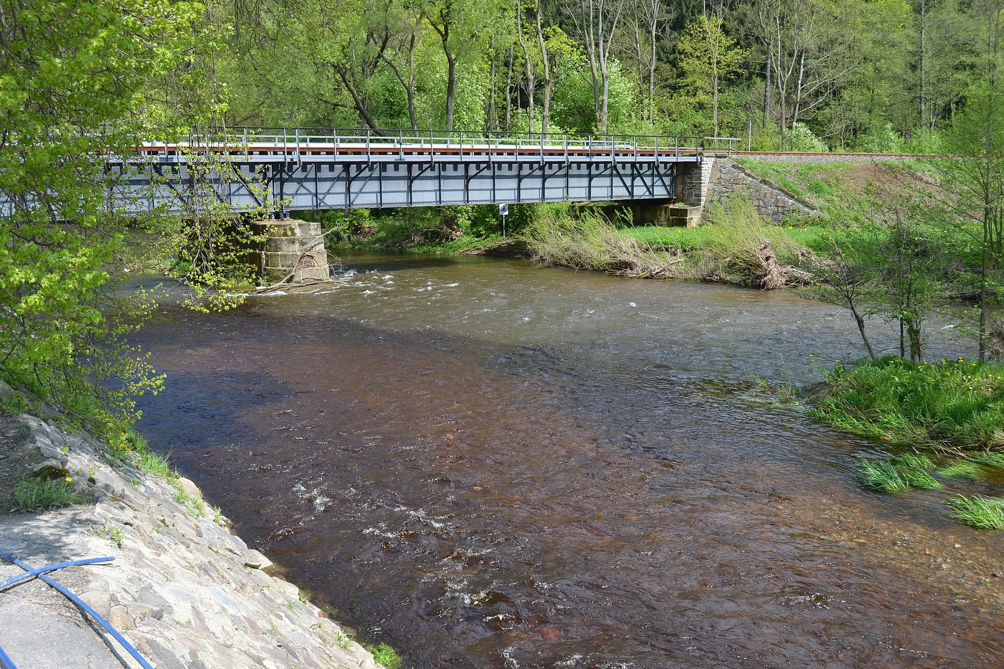 Photo showing: Mündung der Schwarzen Pockau (vorn) in die Flöha. Deutlich erkennen lässt sich die gegenüber der Flöha dunkle Färbung des Wasser, welche von den ihr zufließenden Wässern aus Mooren auf dem Erzgebiskamm herrührt.