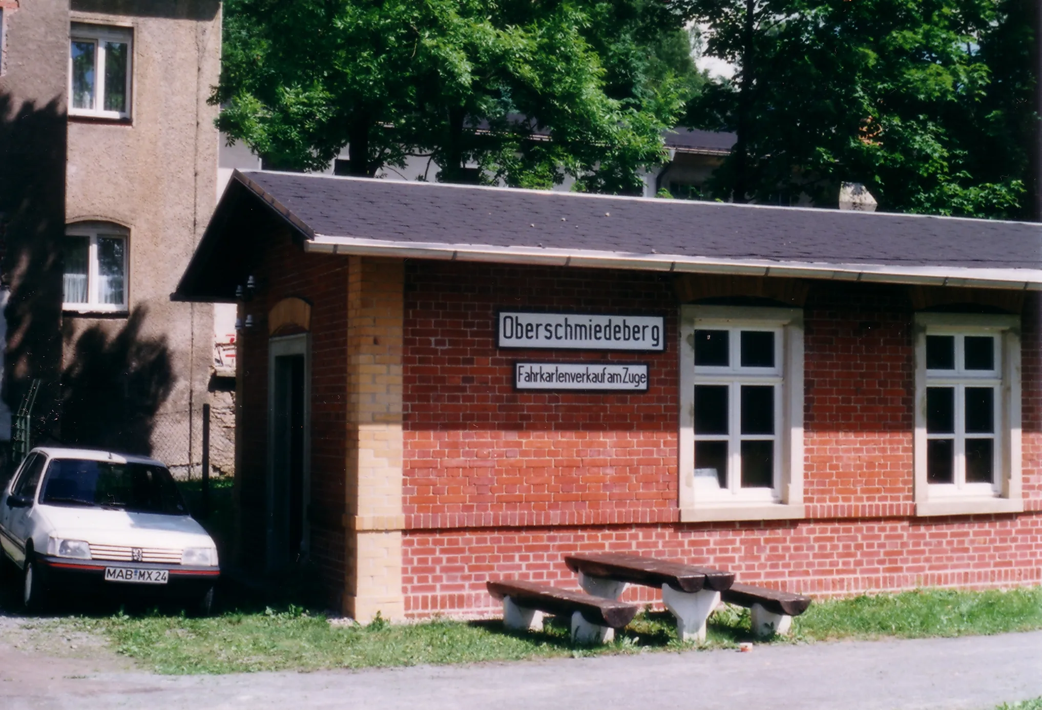 Photo showing: Restored waiting room of the en:Pressnitz Valley Railway in Oberschmiedeberg, July 2001.