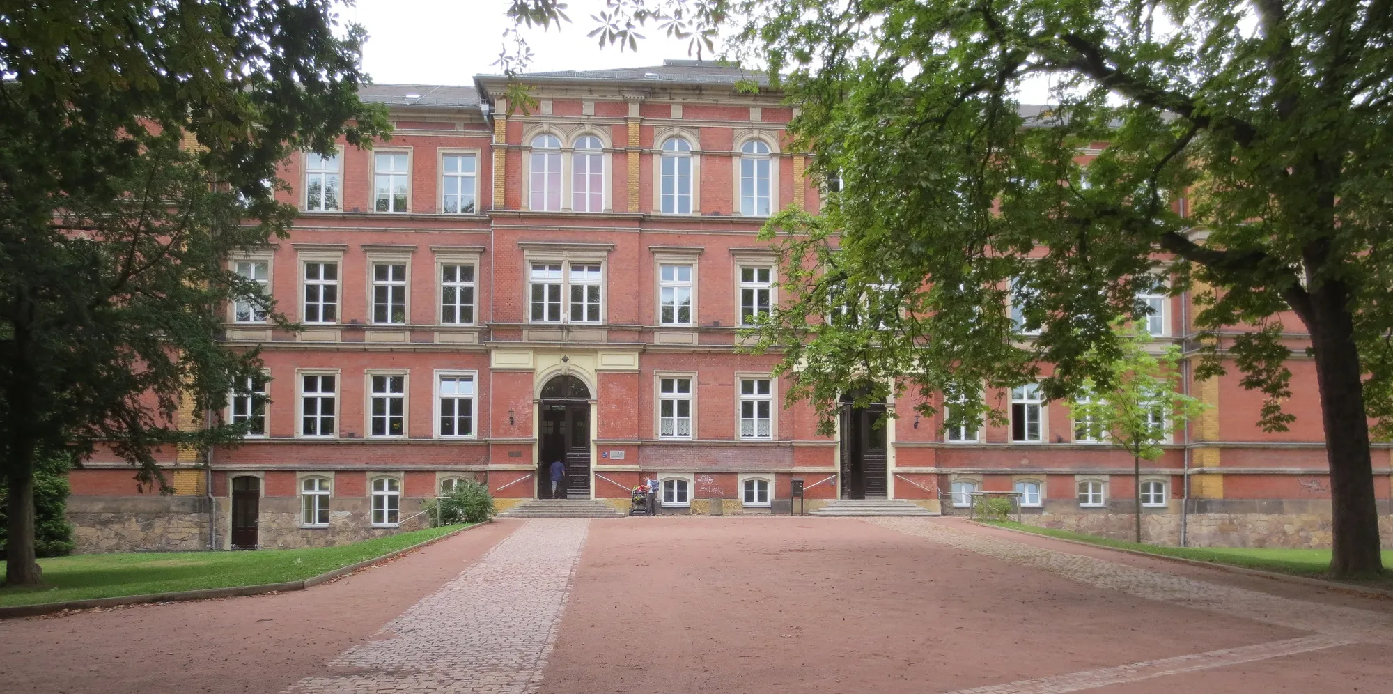 Photo showing: Schule, Schulstraße 2.
Kulturdenkmal Chemnitz Altchemnitz.

Fotografiert am 25.08.2015