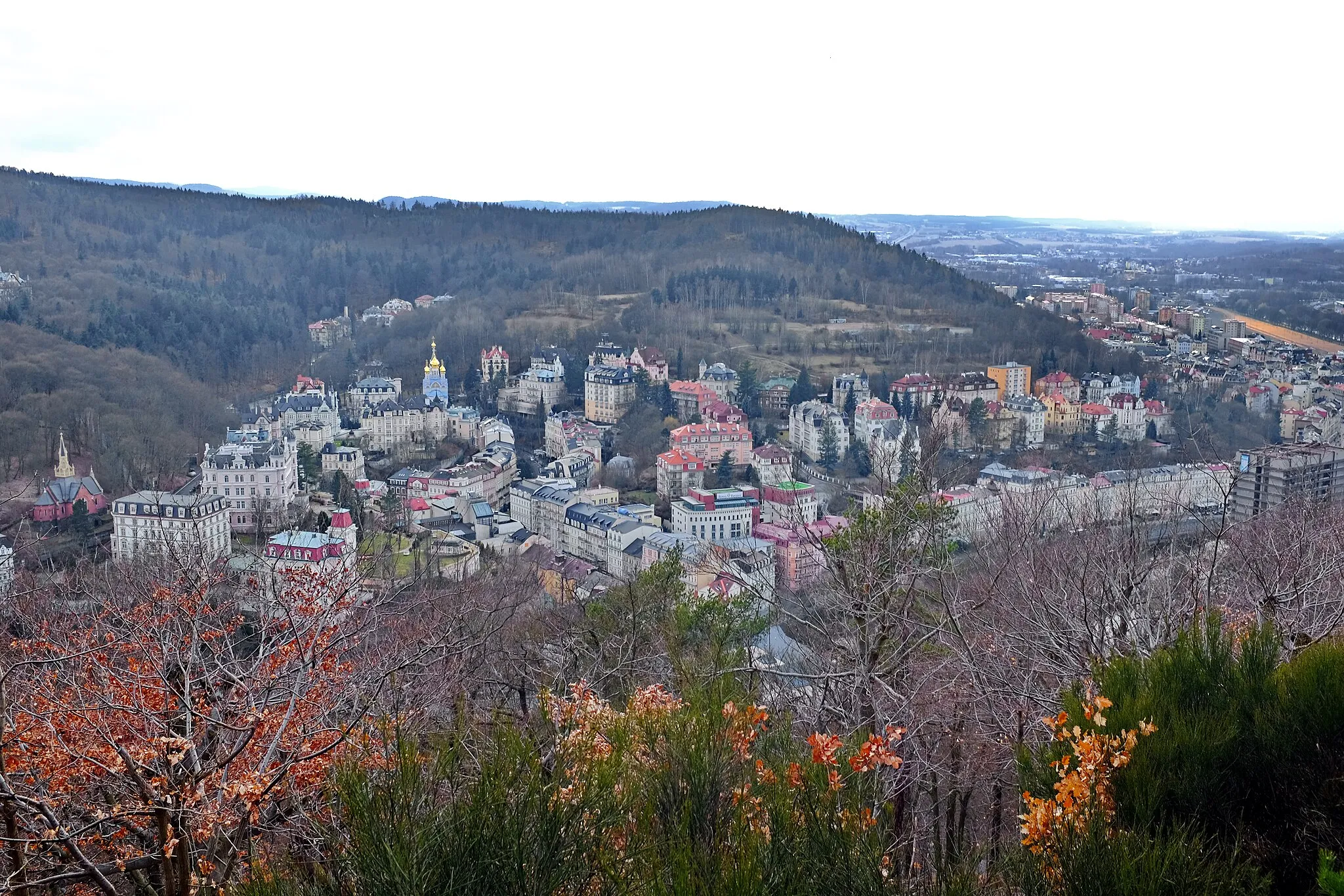 Photo showing: Karlovy Vary, pohled od Tří křížů