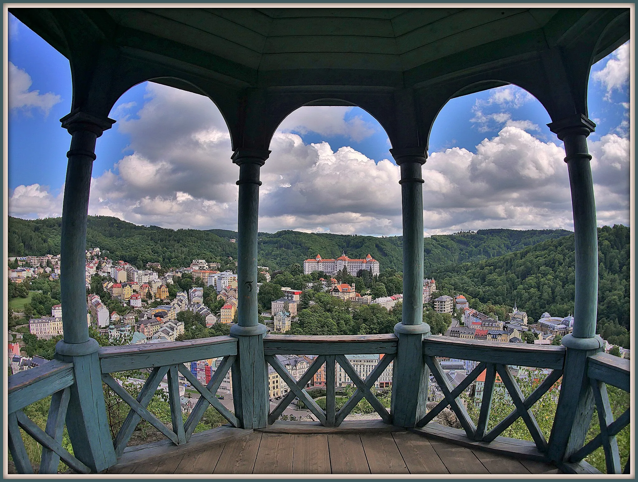 Photo showing: Der älteste Aussichtsbau des Kurortes Karlsbad (Karlovy Vary) ist der Holzpavillion am Hirschsprung über dem Kurzentrum. Der aus Karlsbad gebürtige Wiener Kaufmann Mayer ließ den Pavillion 1804 errichten - deshalb wird dieser auch Mayer-Gloriette genannt.

The oldest panoramic building of Karlovy Vary is the wooden pavilion at the Hirschsprung above the spa centre. The Viennese merchant Mayer, born in Karlovy Vary, had the pavilion built in 1804 - that is why it is also called Mayer-Gloriette