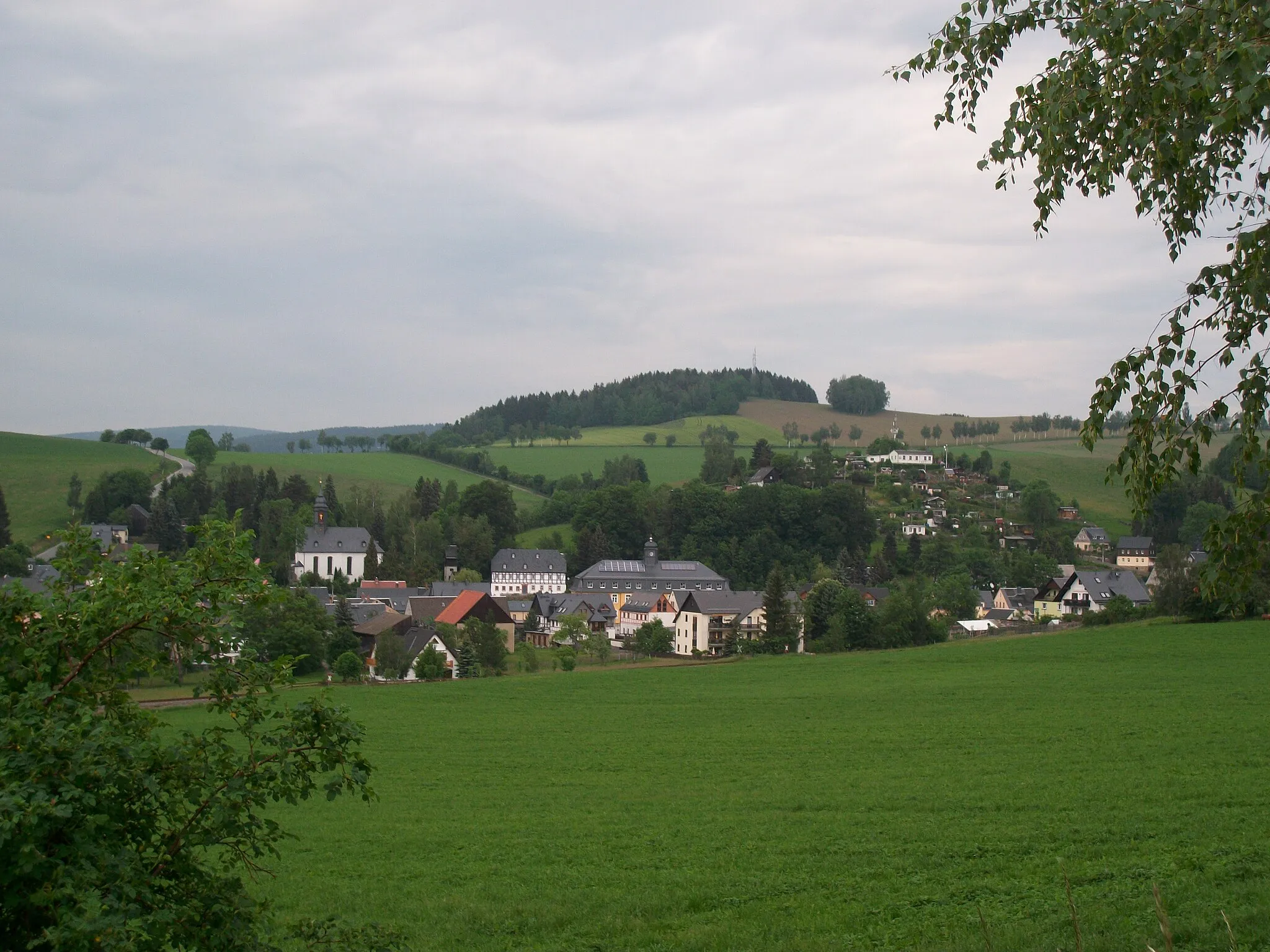 Photo showing: Raschau, Kirche und Emmler