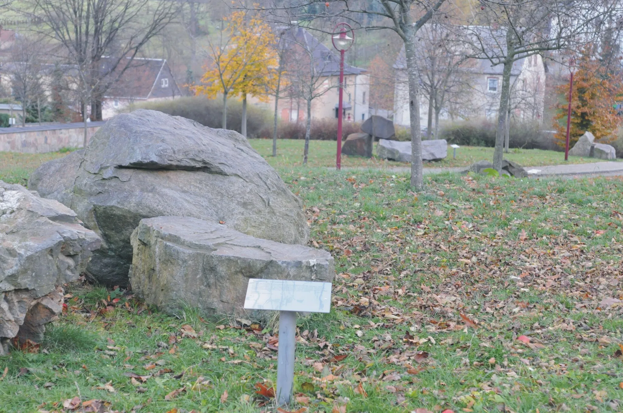 Photo showing: Geopark near the school of Rothenkirchen, municipality Steinberg (Saxony, Germany)