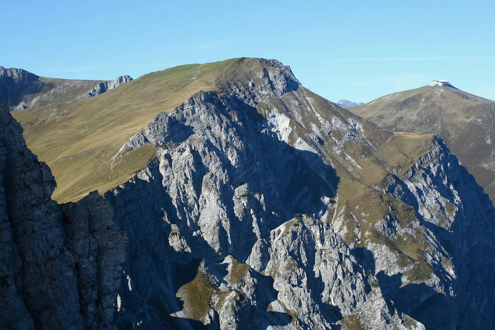 Photo showing: The Widdersberg, 2327m (left) and Hoadl 2340m (right with the building) in the Axamer Lizum, Stubaier Alpen, Tyrol, Austria