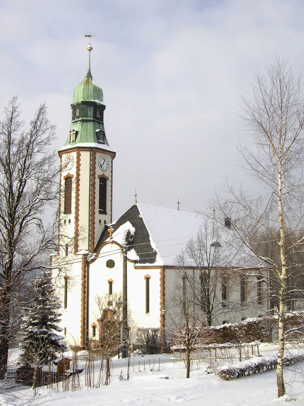 Photo showing: The church in Pobershau in winter, seen from south-east.