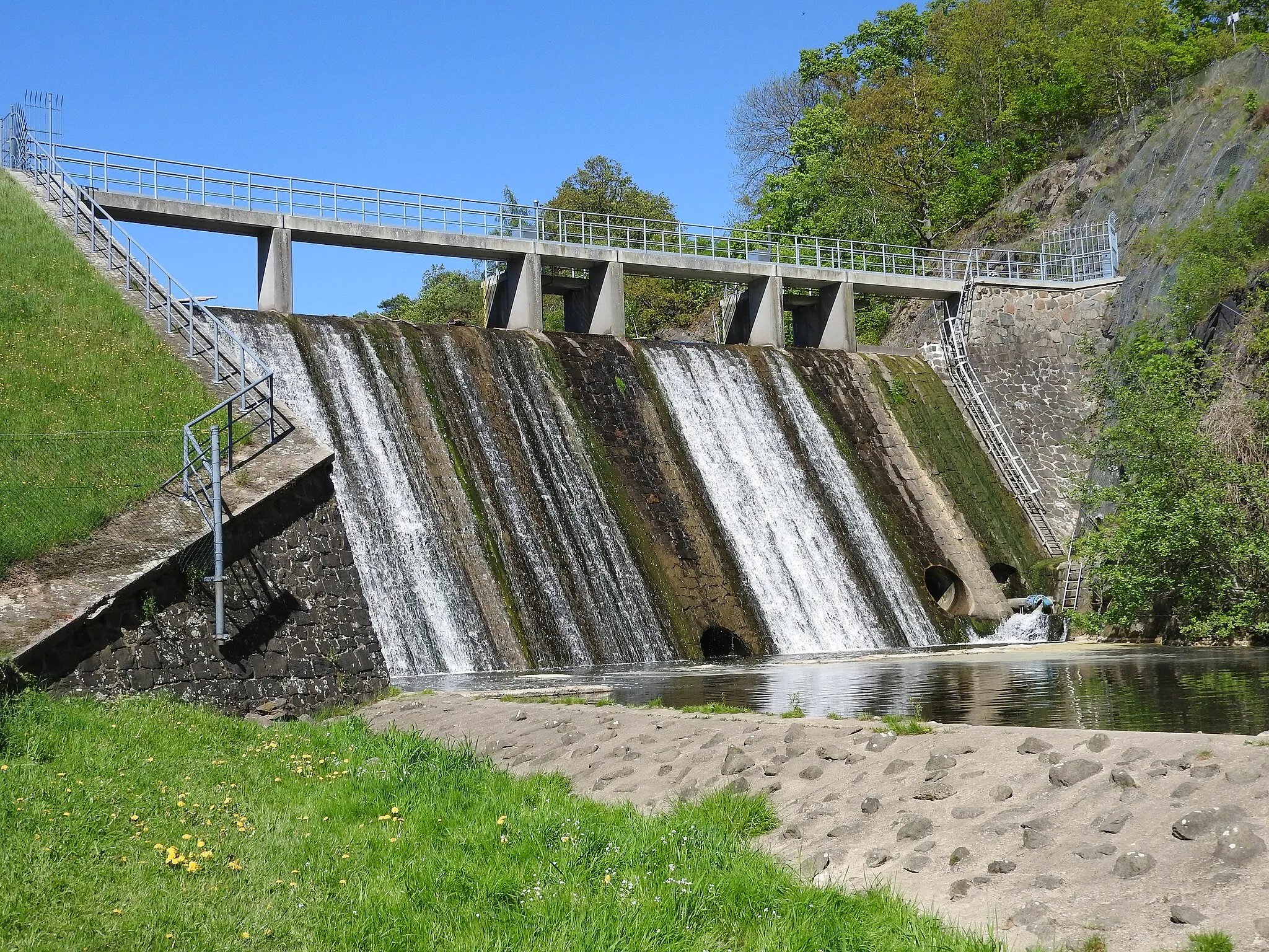 Photo showing: Staumauer der Aumatalsperre, Thüringen